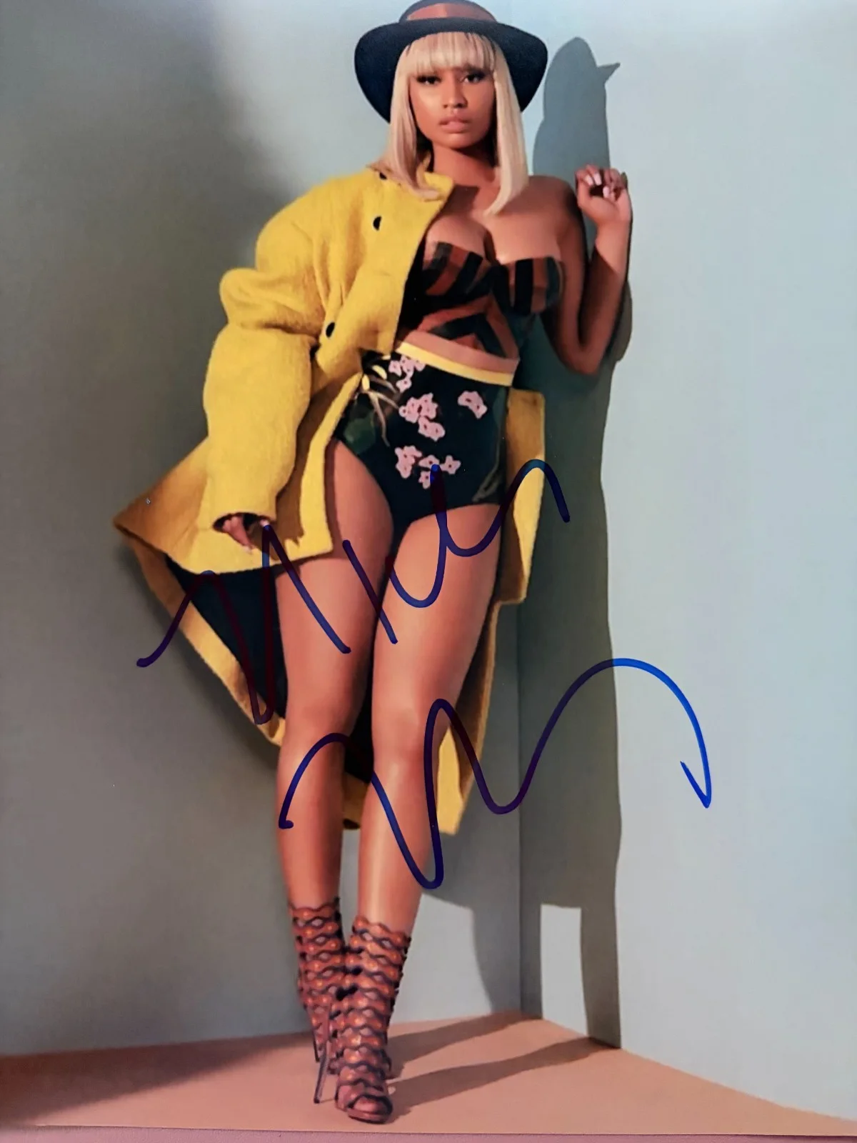 Nicki Minaj Signed•8x10 Autographed Color Photo•Todd Mueller Autographs COA LOA, изображение 2