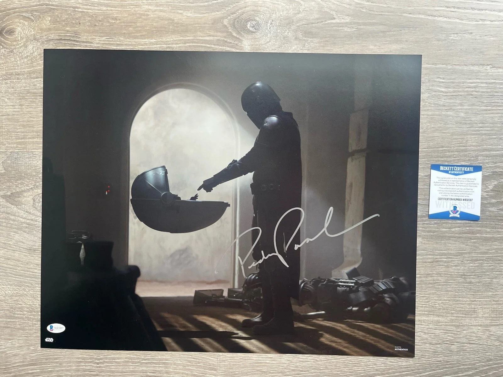 Pedro Pascal — Pedro Pascal Signed Mandalorian 16x20 Photo Beckett COA Star Wars Din Djarin