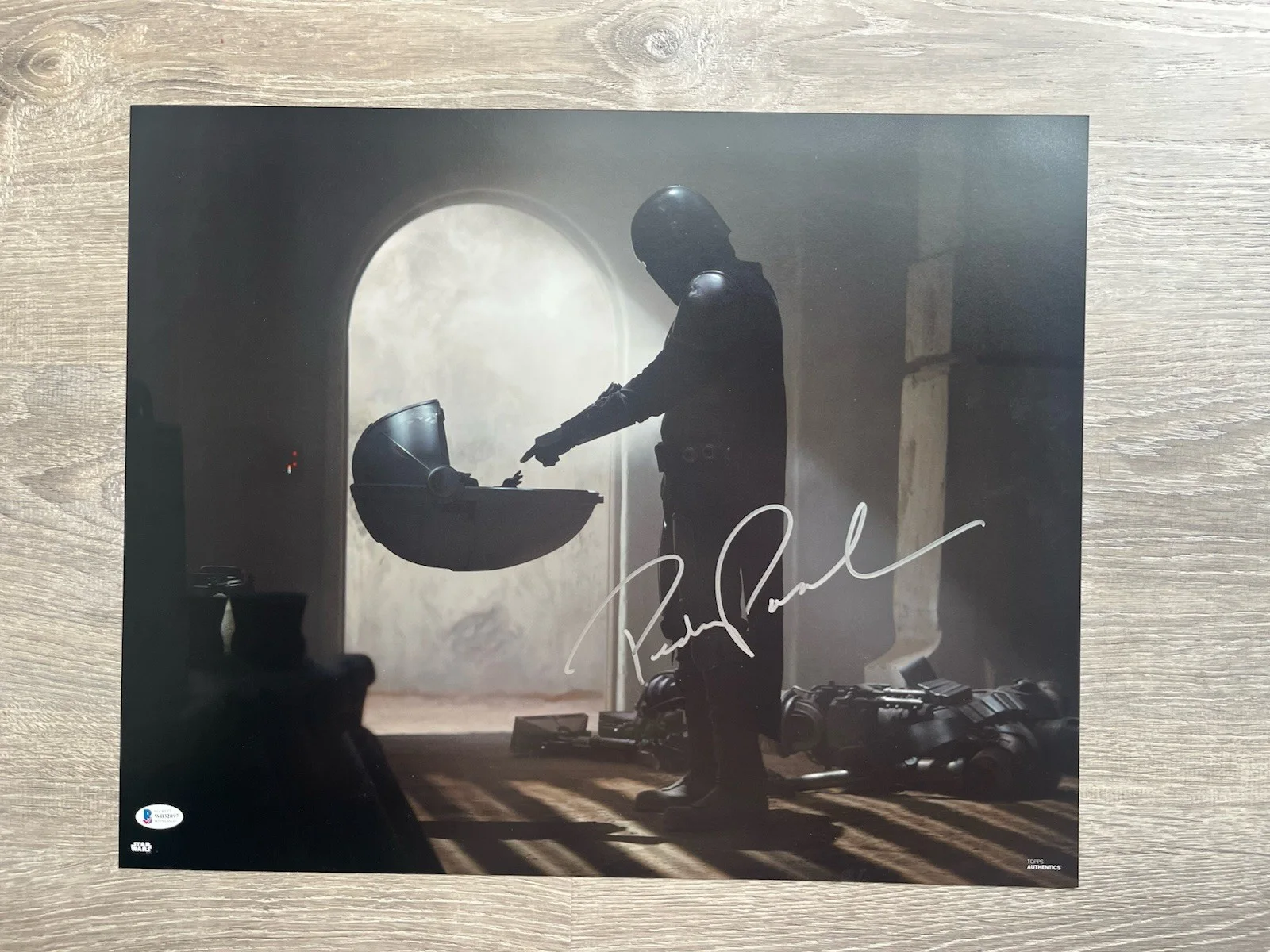 Pedro Pascal — Pedro Pascal Signed Mandalorian 16x20 Photo Beckett COA Star Wars Din Djarin, image 2