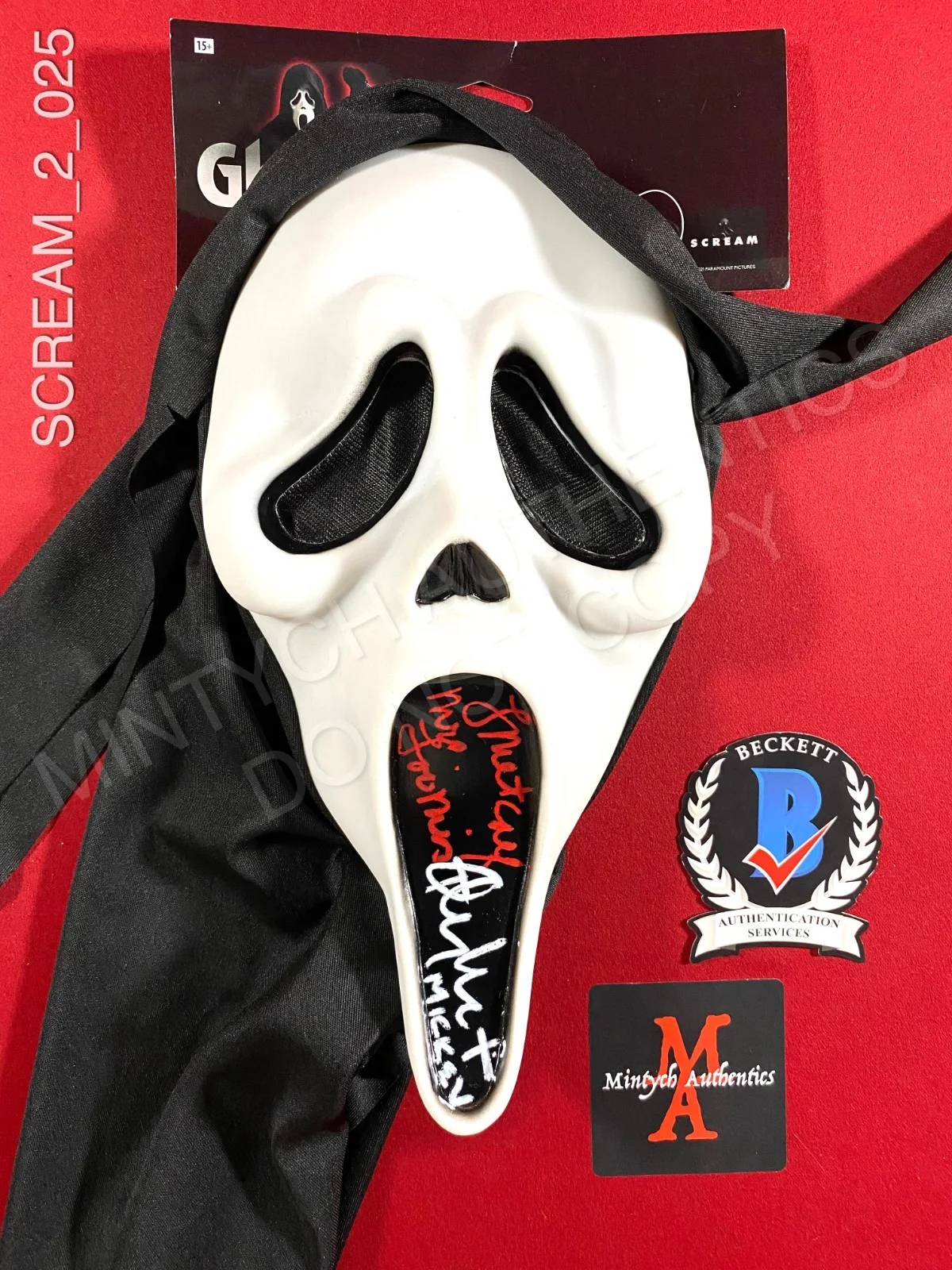 Timothy Olyphant, Laurie Metcalf — Timothy Olyphant Laurie Metcalf dual signed Ghostface mask Scream 2 Beckett COA
