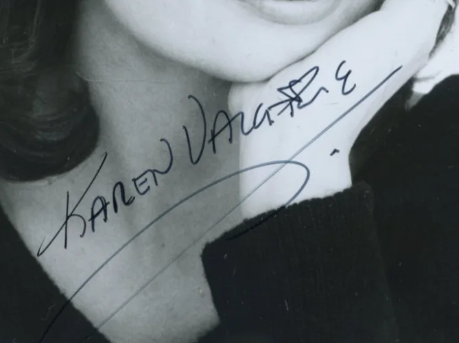 Beautiful SIGNED Portrait KAREN VALENTINE, image 2