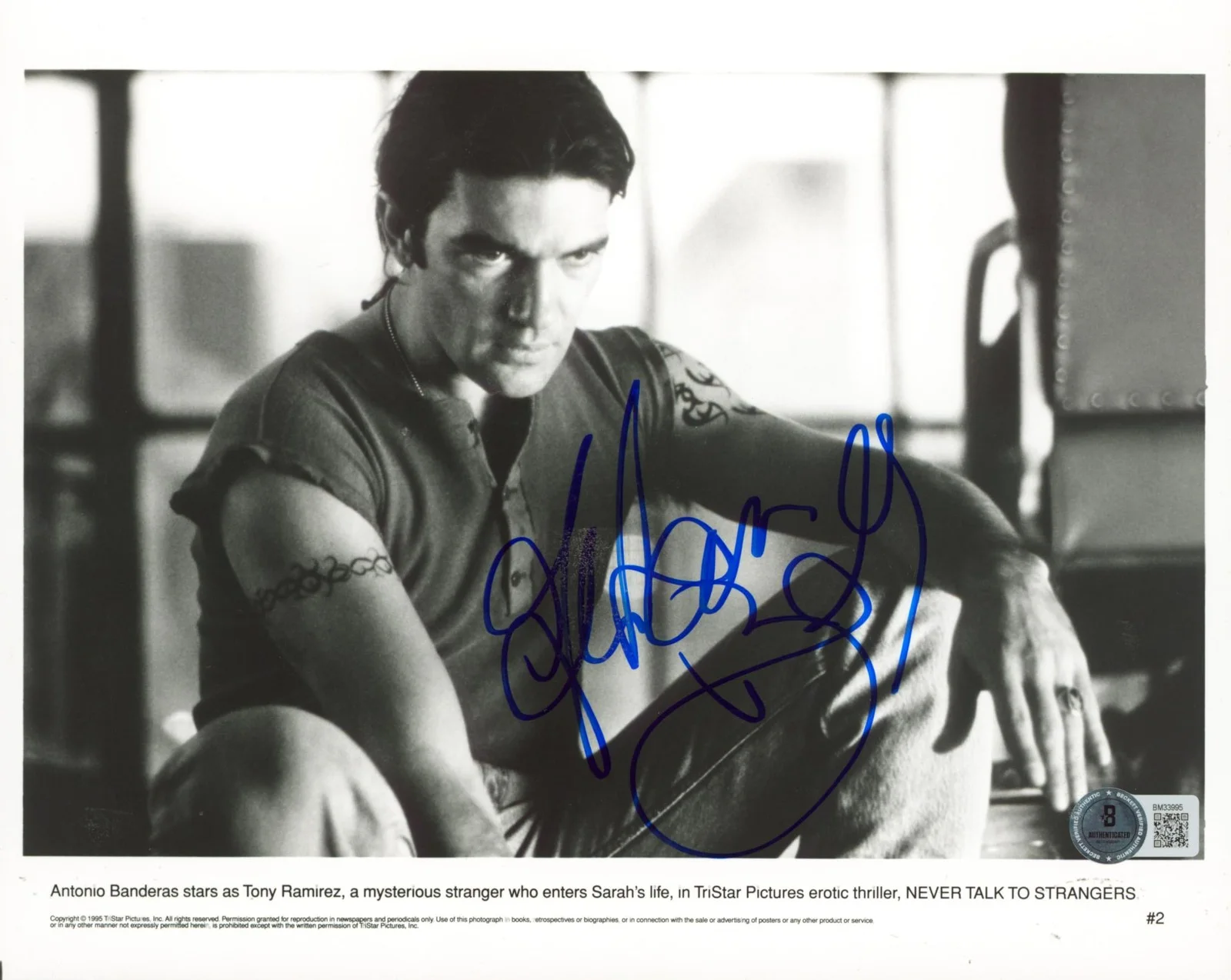 Antonio Banderas — Antonio Banderas Never Talk To Strangers Signed 8x10 Photo BAS #BM33995, изображение 3