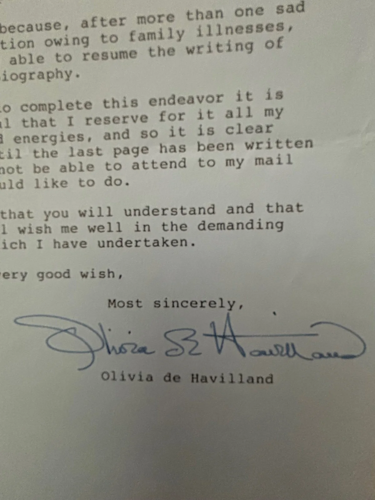 Dame Olivia De Havilland — Dame Olivia De Havilland – Signed (6” x 8”) Autographed letter (blue paper), изображение 2