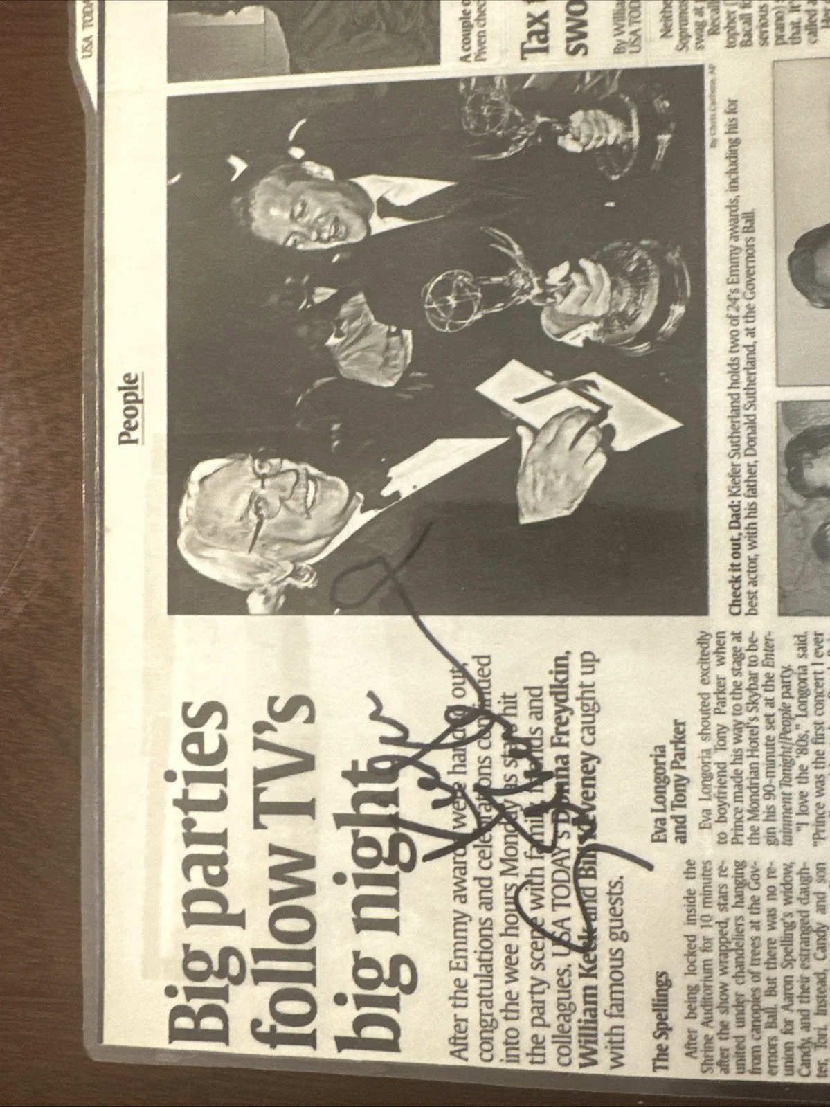 Kiefer Sutherland Autographed Newspaper Article., изображение 2