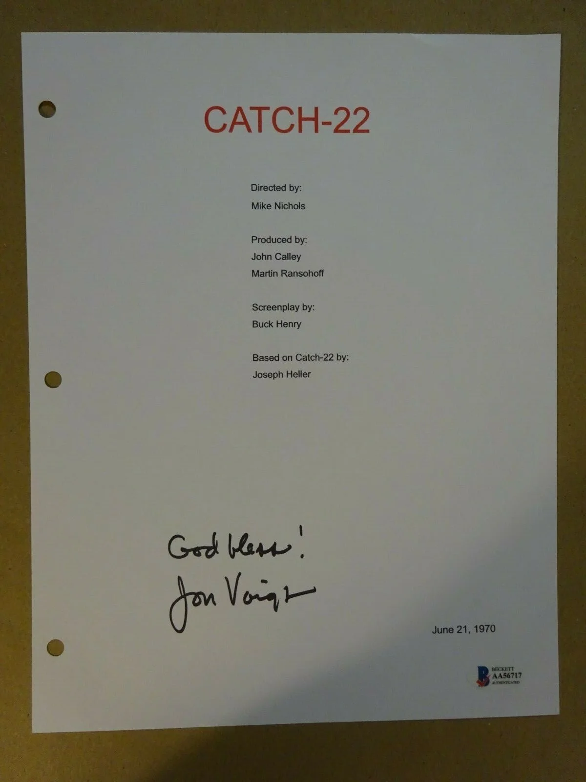John Voight — Autographed JOHN VOIGHT Signed CATCH-22 Script Cover BECKETT BAS COA, image 2