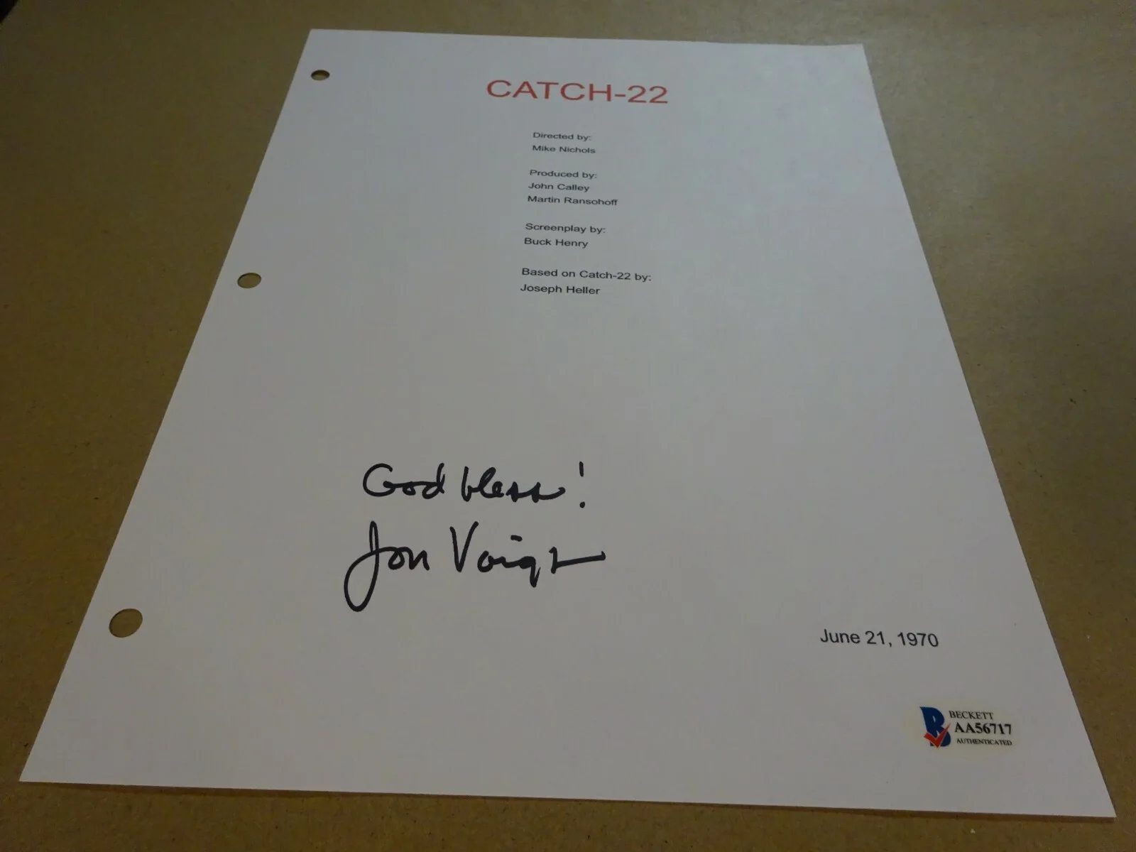 John Voight — Autographed JOHN VOIGHT Signed CATCH-22 Script Cover BECKETT BAS COA, image 3