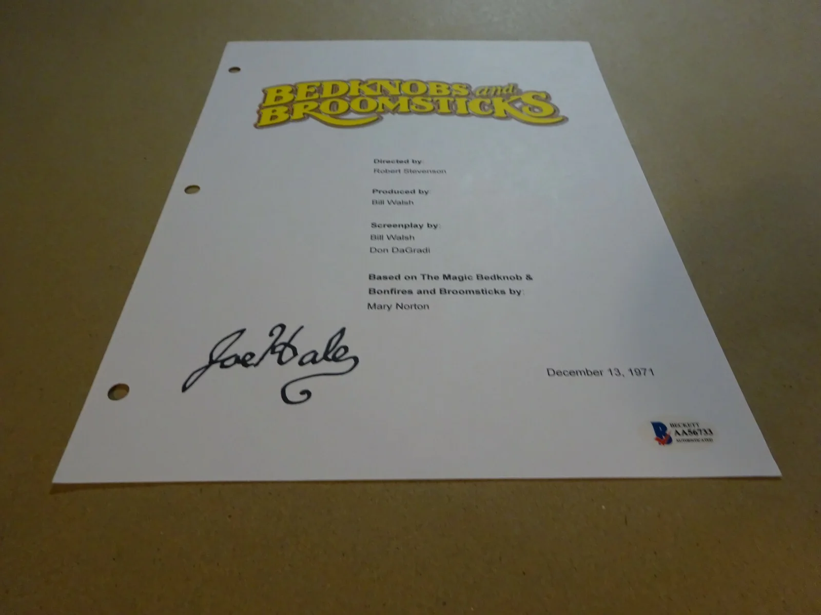 Joe Hale — Autographed JOE HALE Signed BEDKNOBS AND BROOMSTICKS Script Cover BECKETT COA, image 3