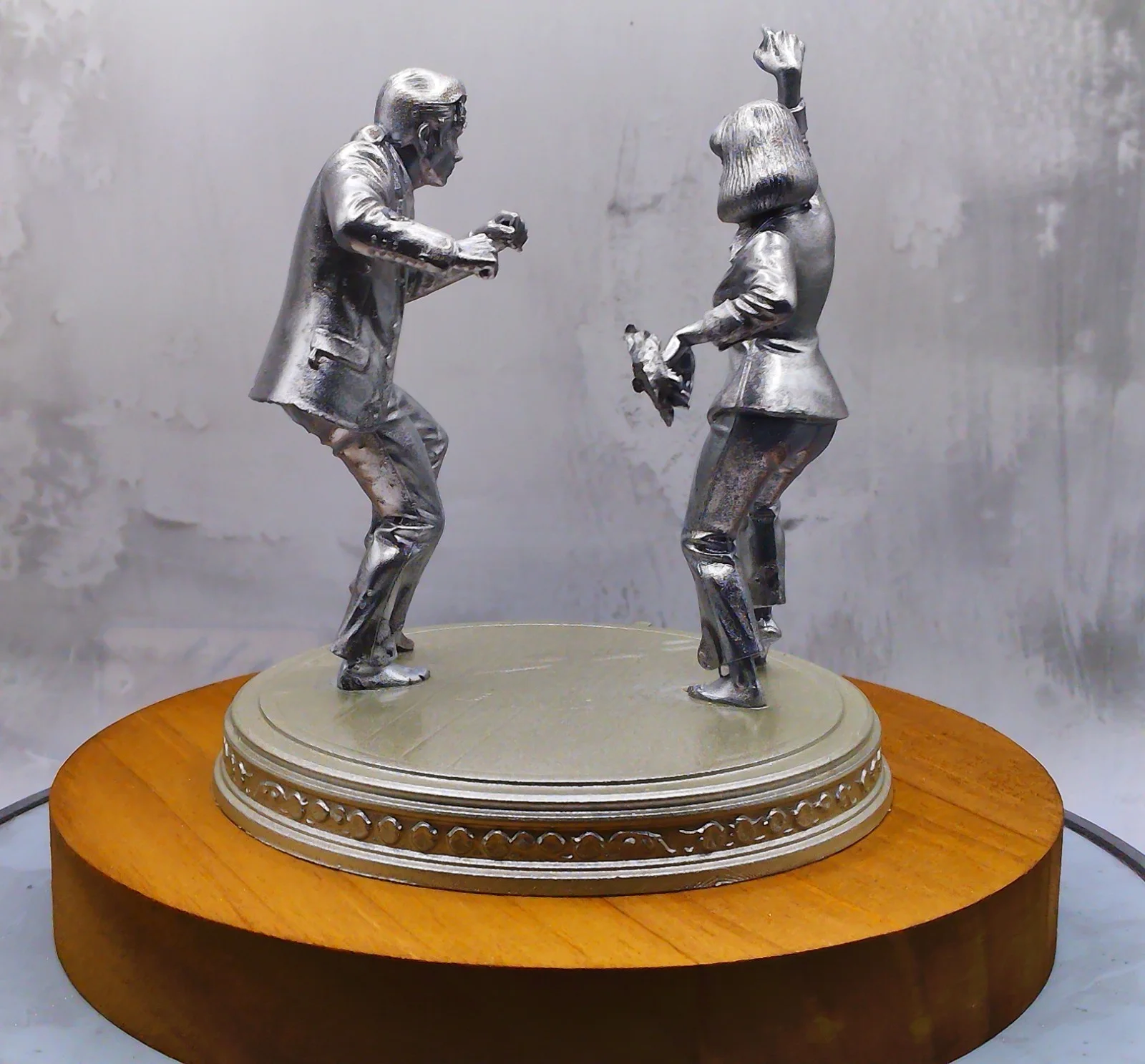 John Travolta + Uma Thurman (Pulp Fiction) Statue - from Cave Craft, image 4