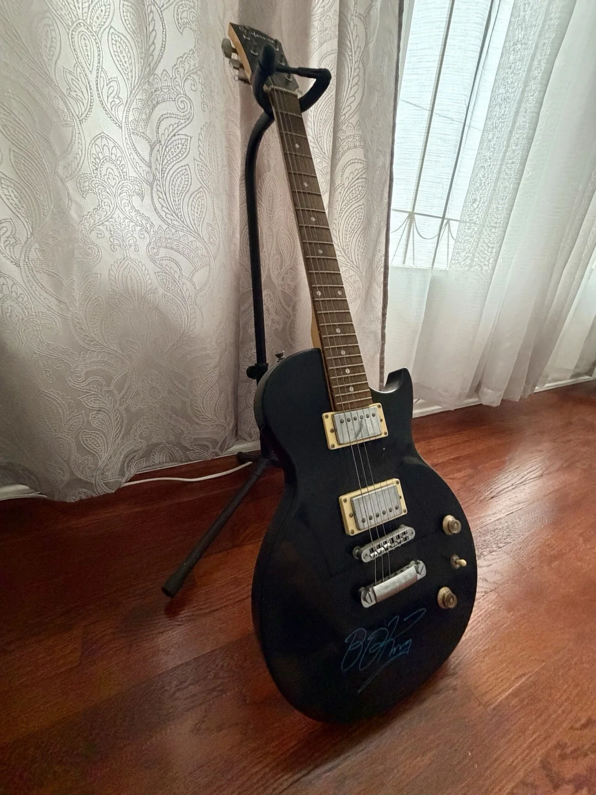 B.B. King Signed Black Electric Guitar with Certificate of Authenticity, image 2