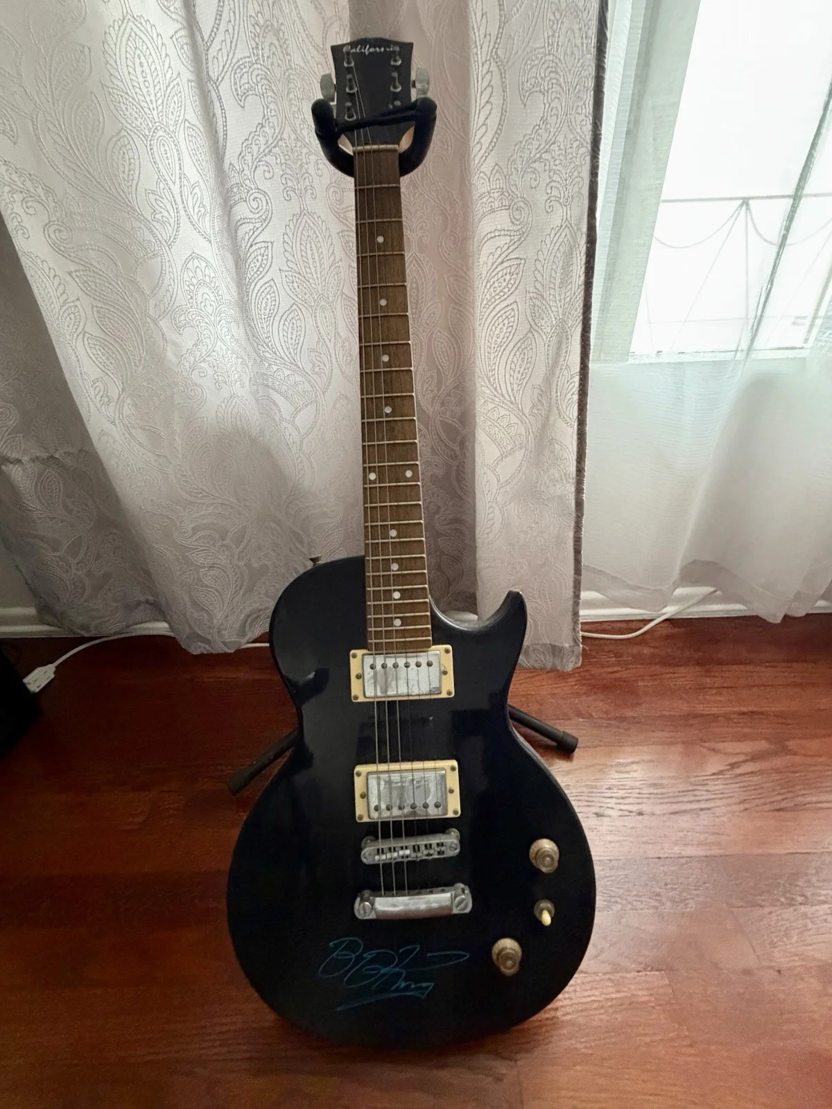 B.B. King Signed Black Electric Guitar with Certificate of Authenticity, image 3
