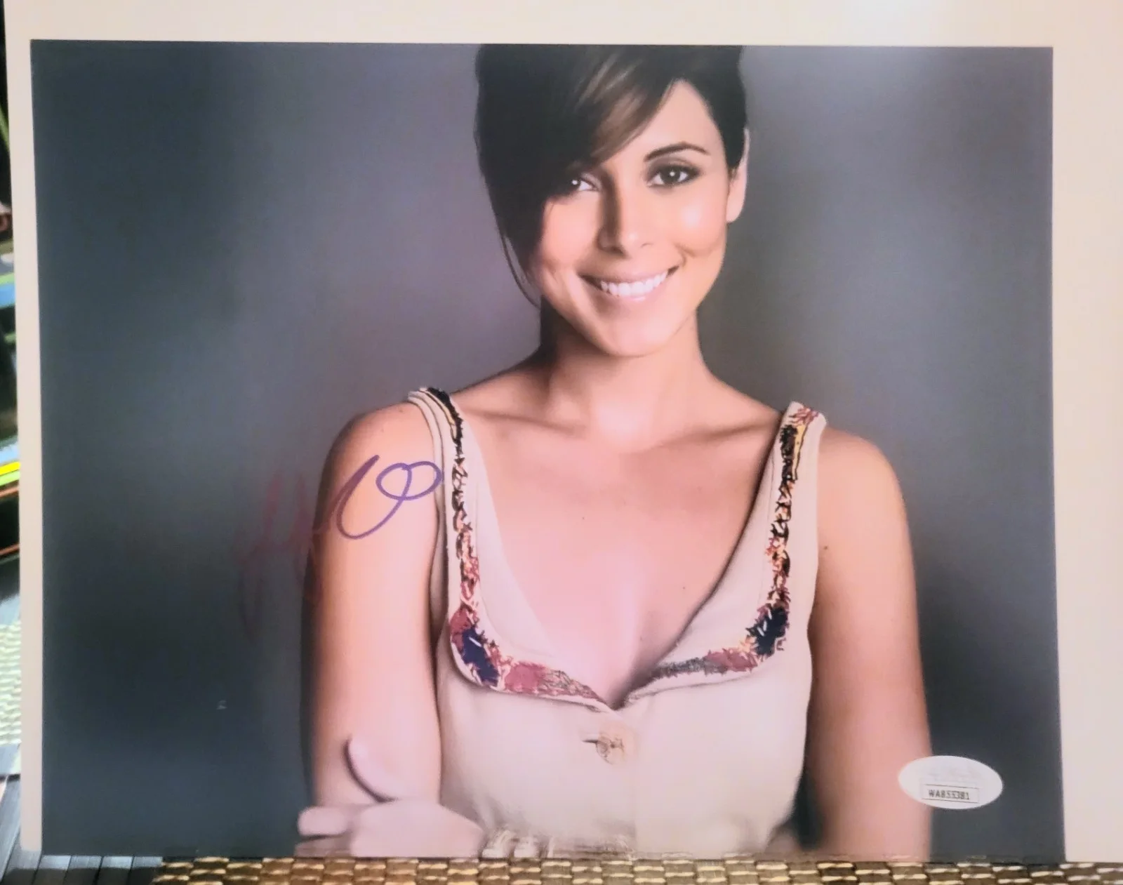 JAMIE LYNN SIGLER — JAMIE LYNN SIGLER. SIGNED. "HOT" 8X10 PHOTO W/COA, image 2