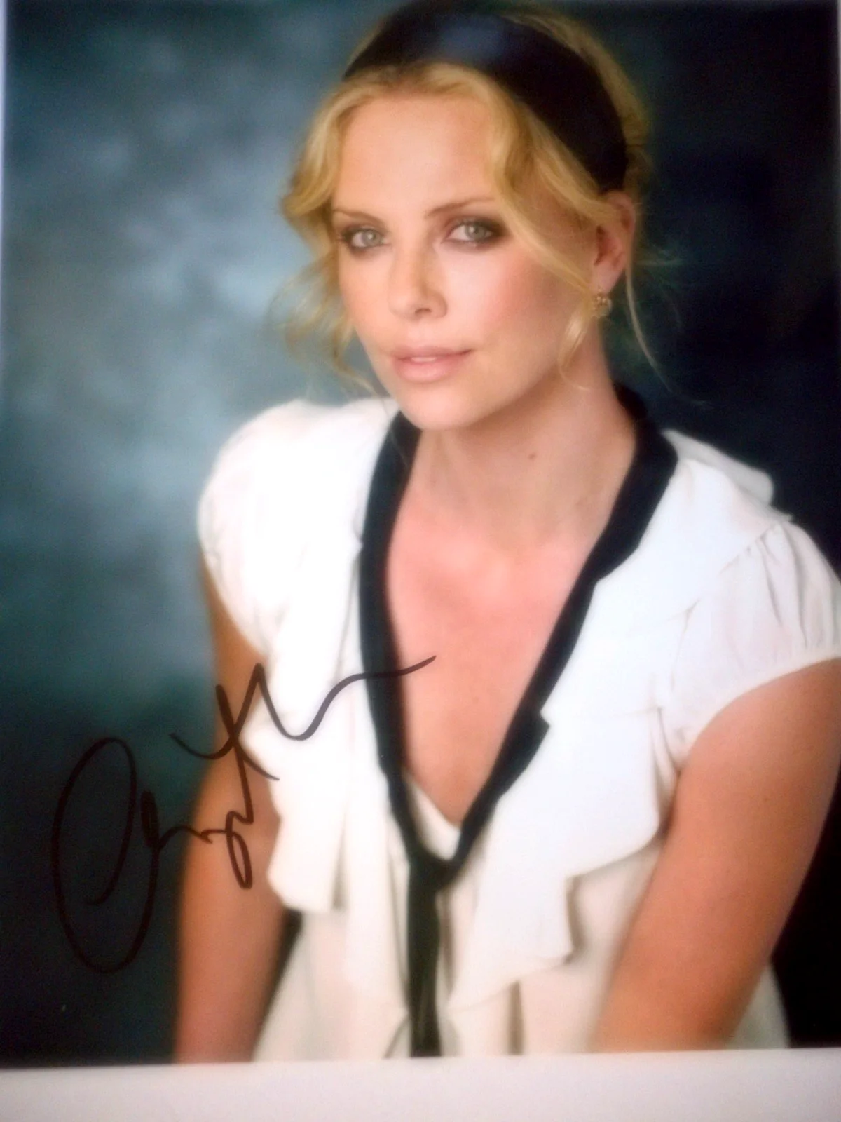 Charlize Theron Autographed THE ITALIAN JOB/MAD MAX 8 x 10 Photo COA & Holo, изображение 2