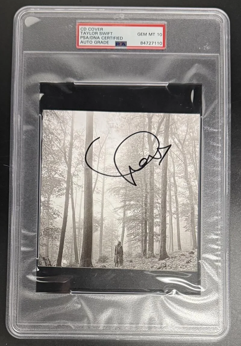 Taylor Swift — Taylor Swift Signed Autograph Folklore PSA/DNA Slabbed CD Booklet GEM MINT 10