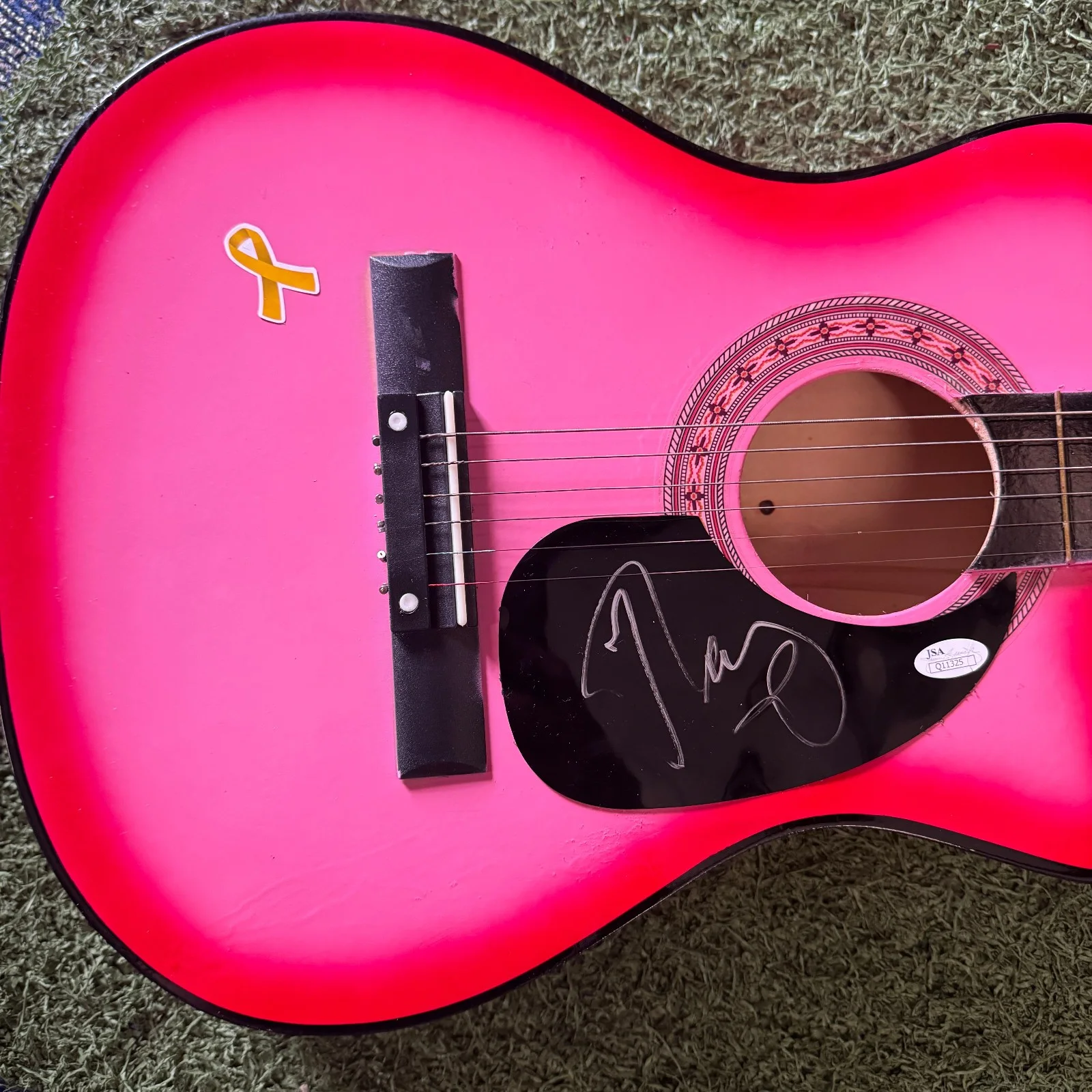 John Mellencamp Signed Pink Breast Cancer Awareness Full-Size Acoustic GuitarJSA, изображение 3