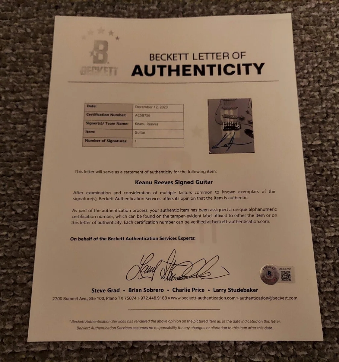 KEANU REEVES Signed GUITAR DOGSTAR BECKETT COA AC58756 & ALEX WINTER PICKGUARD, изображение 3