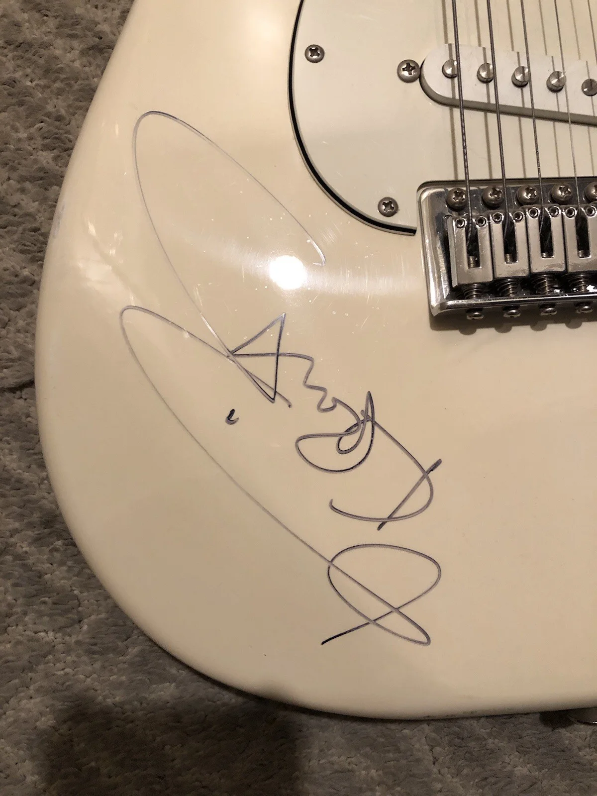 Lenny Kravitz Signed Guitar with COA and receipt from Caesars Palace, Las Vegas, изображение 2