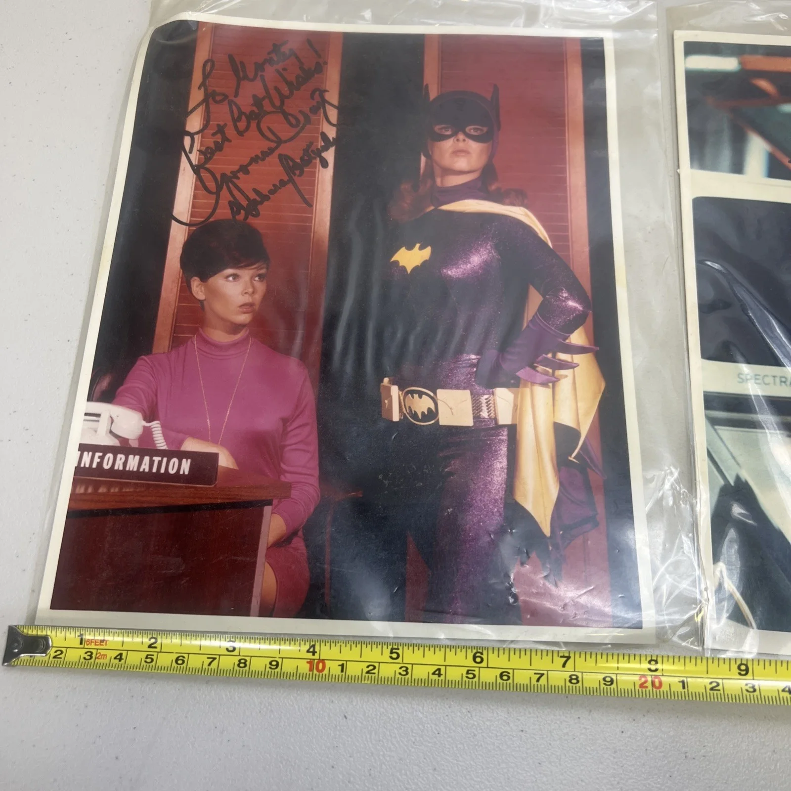 Batgirl Batman SIGNED Yvonne Craig Adam West 8 X 10 Photos Lot, изображение 2
