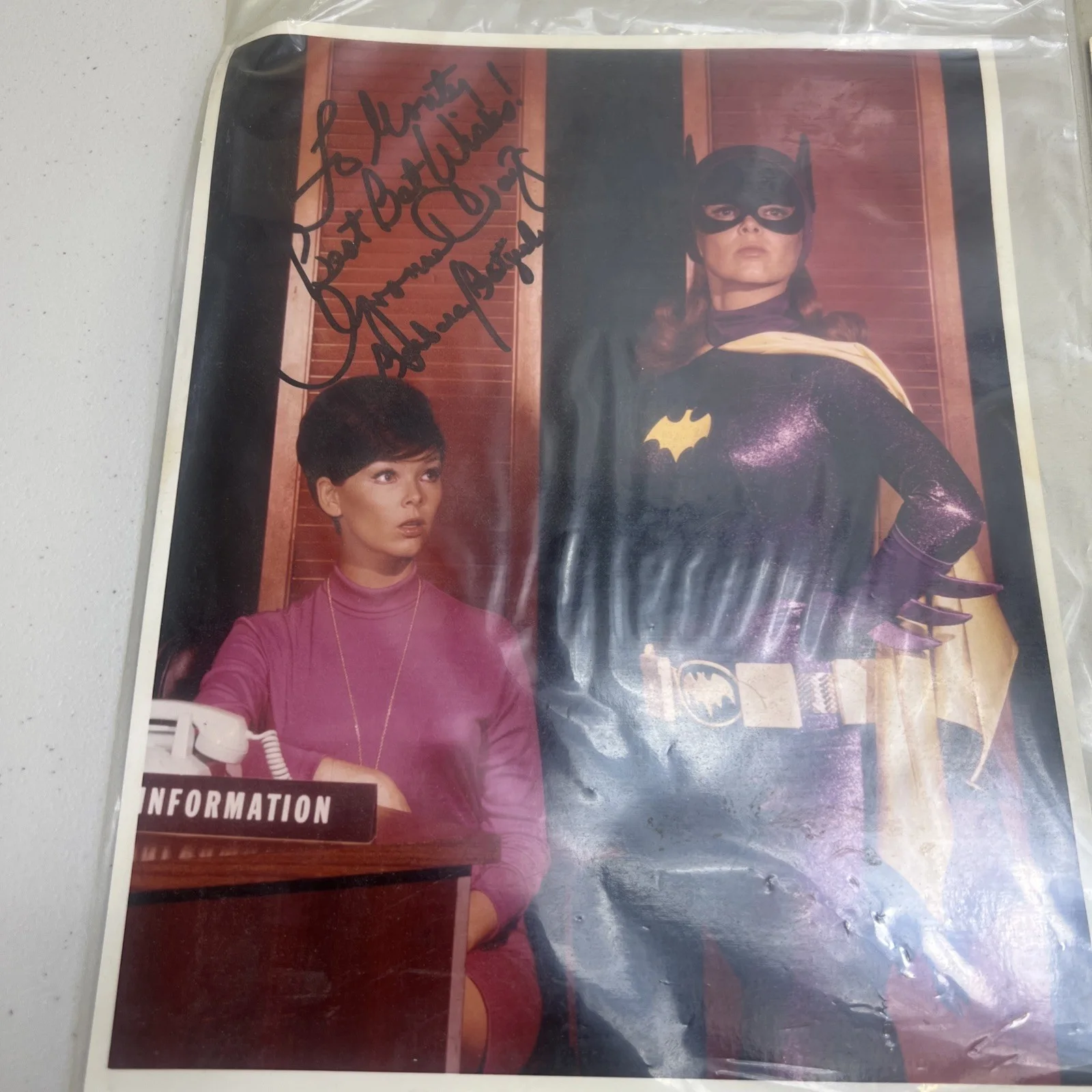 Batgirl Batman SIGNED Yvonne Craig Adam West 8 X 10 Photos Lot, изображение 3