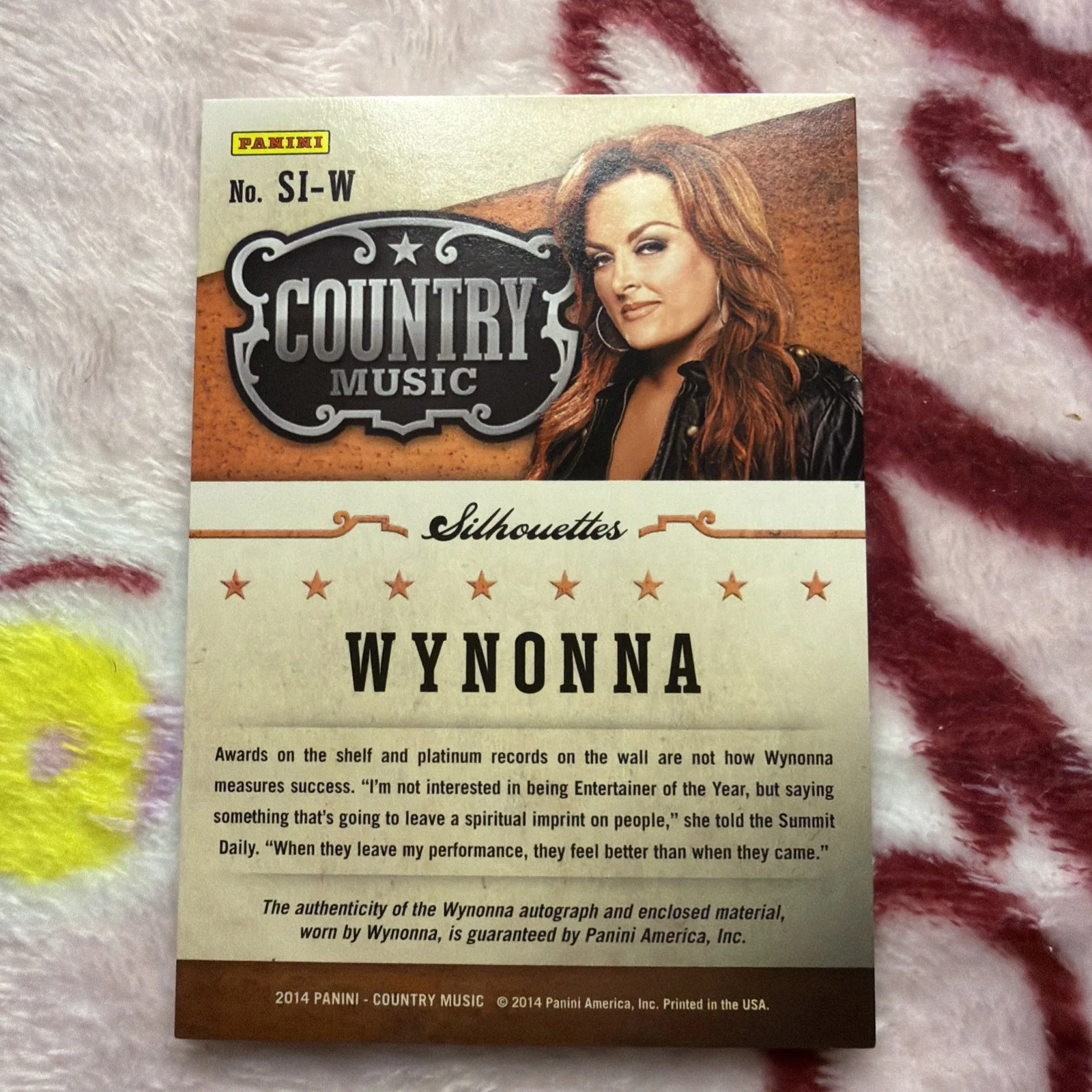 WYNONNA JUDD 2015 PANINI COUNTRY MUSIC WORN WARDROBE AUTO 100/199 SIGNED CARD, image 2