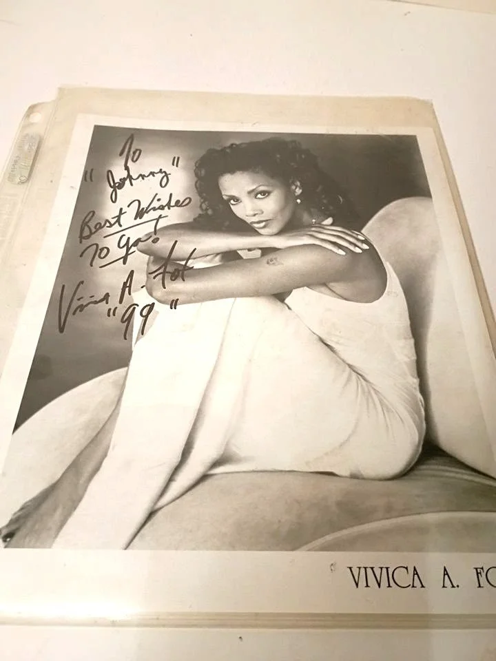Vivica A. Fox Signed B & W 8x10 Pic to "Johnny" Autographed 1999 Hollywood Memor, изображение 2