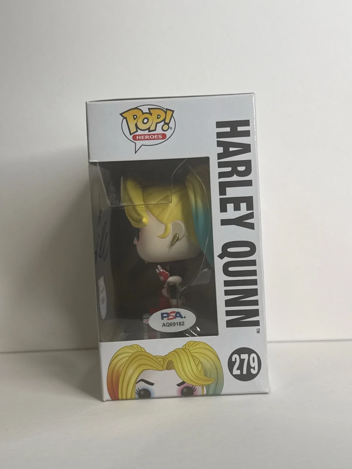 Margot Robbie — Margot Robbie Signed DC Super Heroes Harley Quinn Funko #279 PSA AQ69182, изображение 2