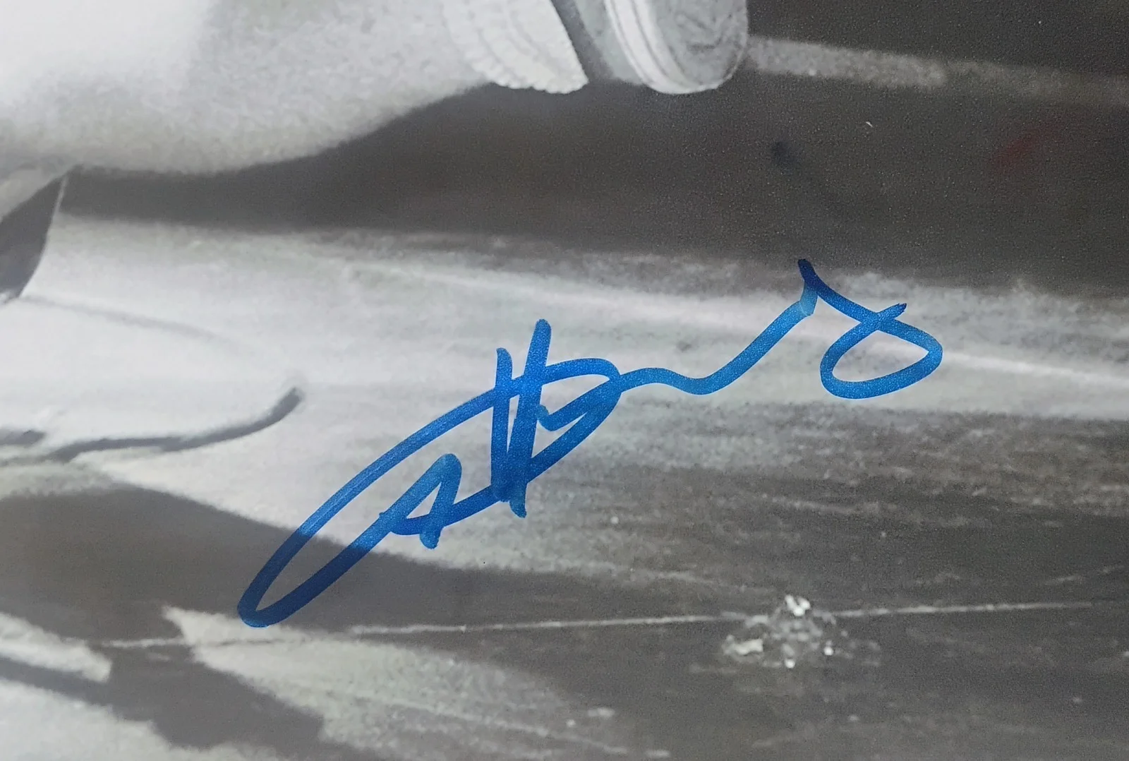 Angus Young Hand Signed 11x14 Photo JSA COA - NO US TARIFFS, image 3