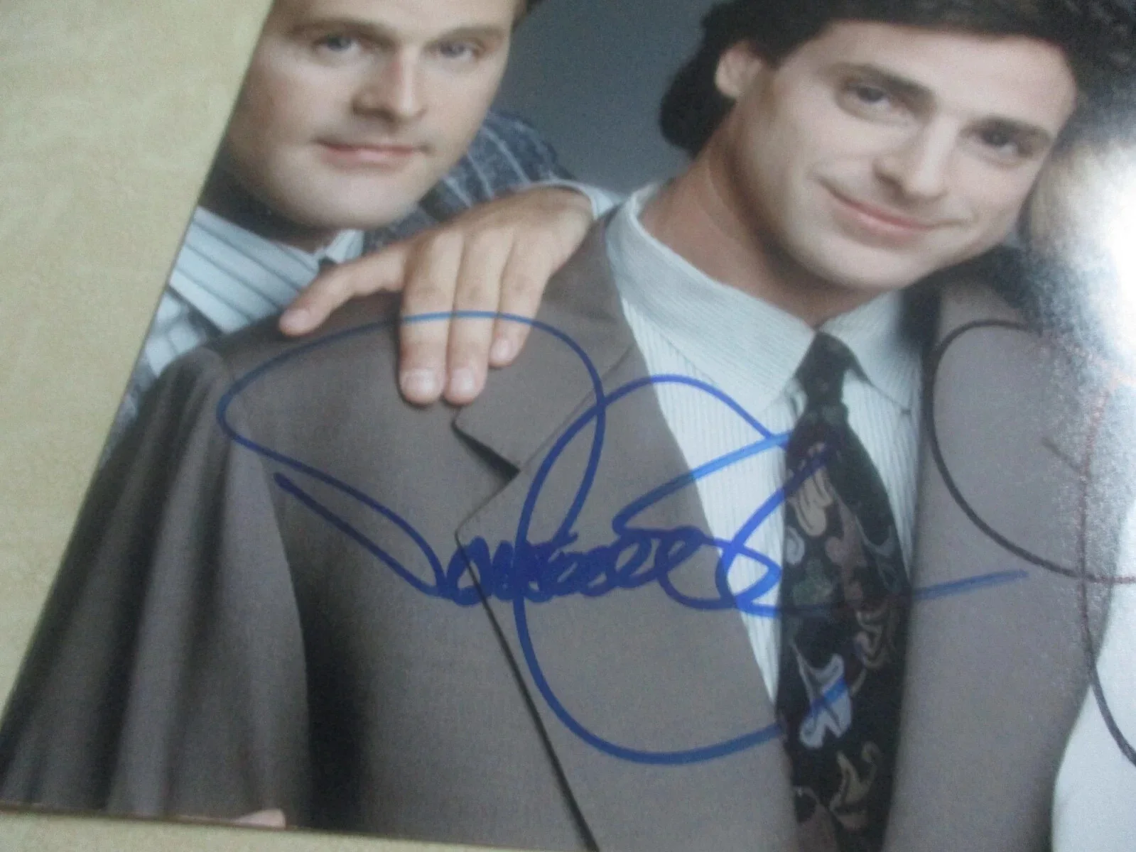 JOHN STAMOS/DAVE COULIER — FULL HOUSE JOHN STAMOS/DAVE COULIER SIGNED/AUTOGRAPHED 8X10 PHOTO JSA CERTIFIED, image 3