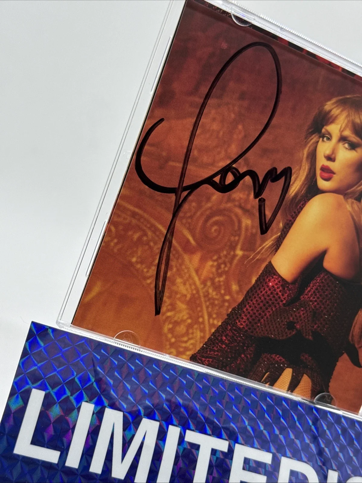 Rare LONG Signature heart Taylor Swift Signed The Life Of A Showgirl CD Photo 3, изображение 3