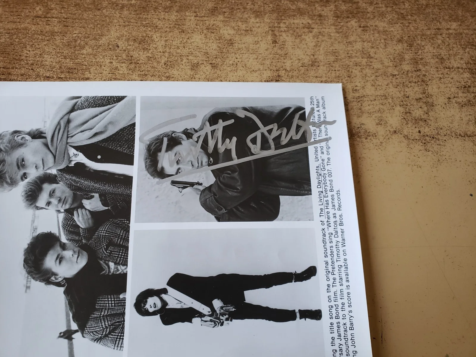 autographed timothy dalton photo from 1980s with aha/chrissie hynde 10" x 8", изображение 2