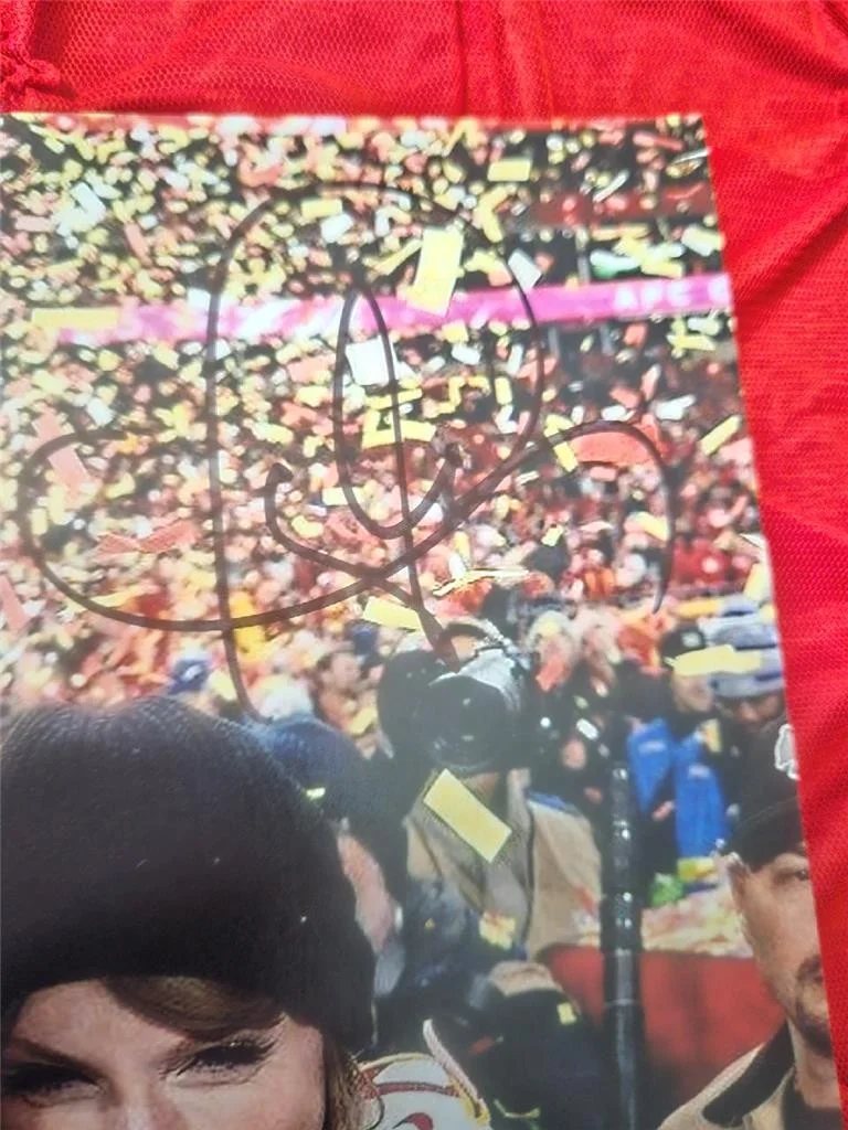 TAYLOR SWIFT TRAVIS KELCE DUAL HAND SIGNED AUTOGRAPHED 8X10 PHOTO REAL W/ COA, image 3