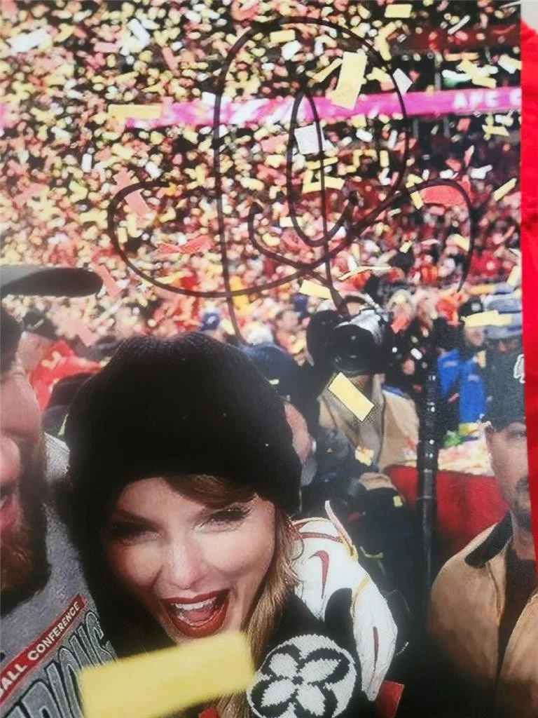 TAYLOR SWIFT TRAVIS KELCE DUAL HAND SIGNED AUTOGRAPHED 8X10 PHOTO REAL W/ COA, image 4