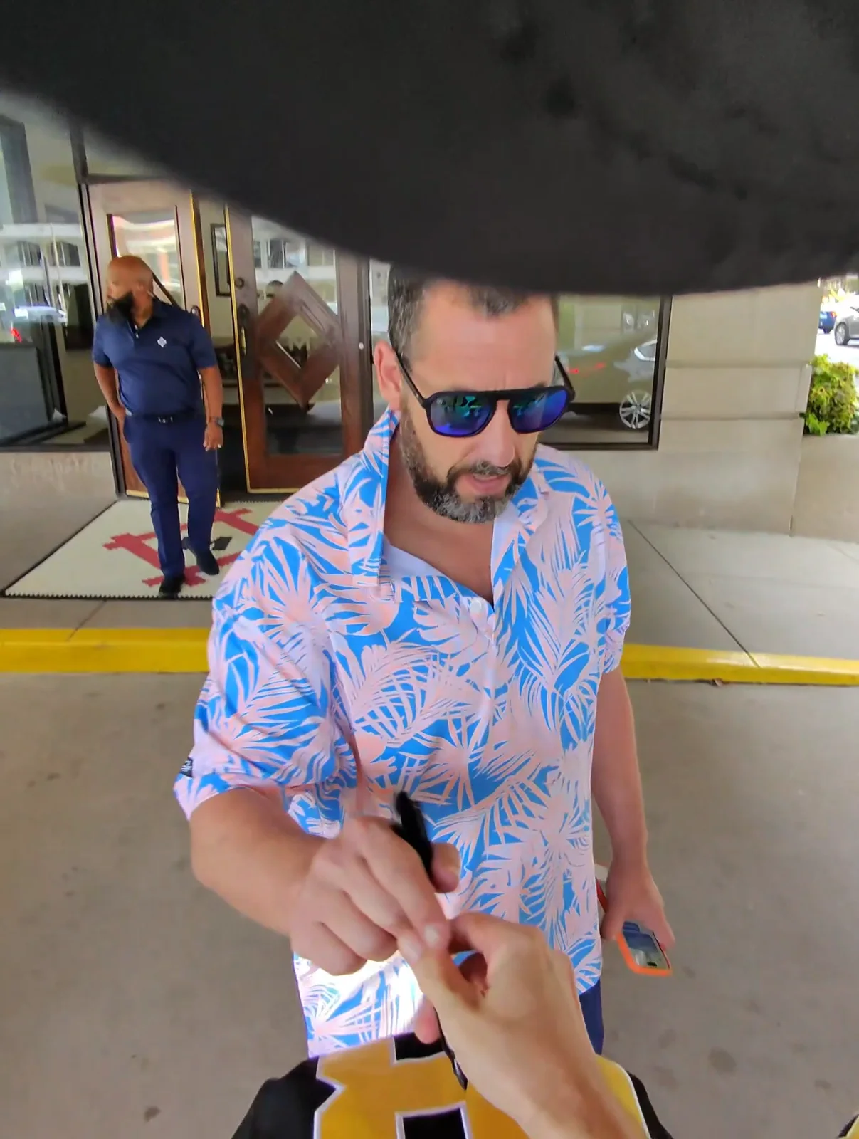 Adam Sandler — ADAM SANDLER SIGNED HAPPY GILMORE JERSEY w/EXACT VIDEO PROOF & BECKETT BAS COA, изображение 2