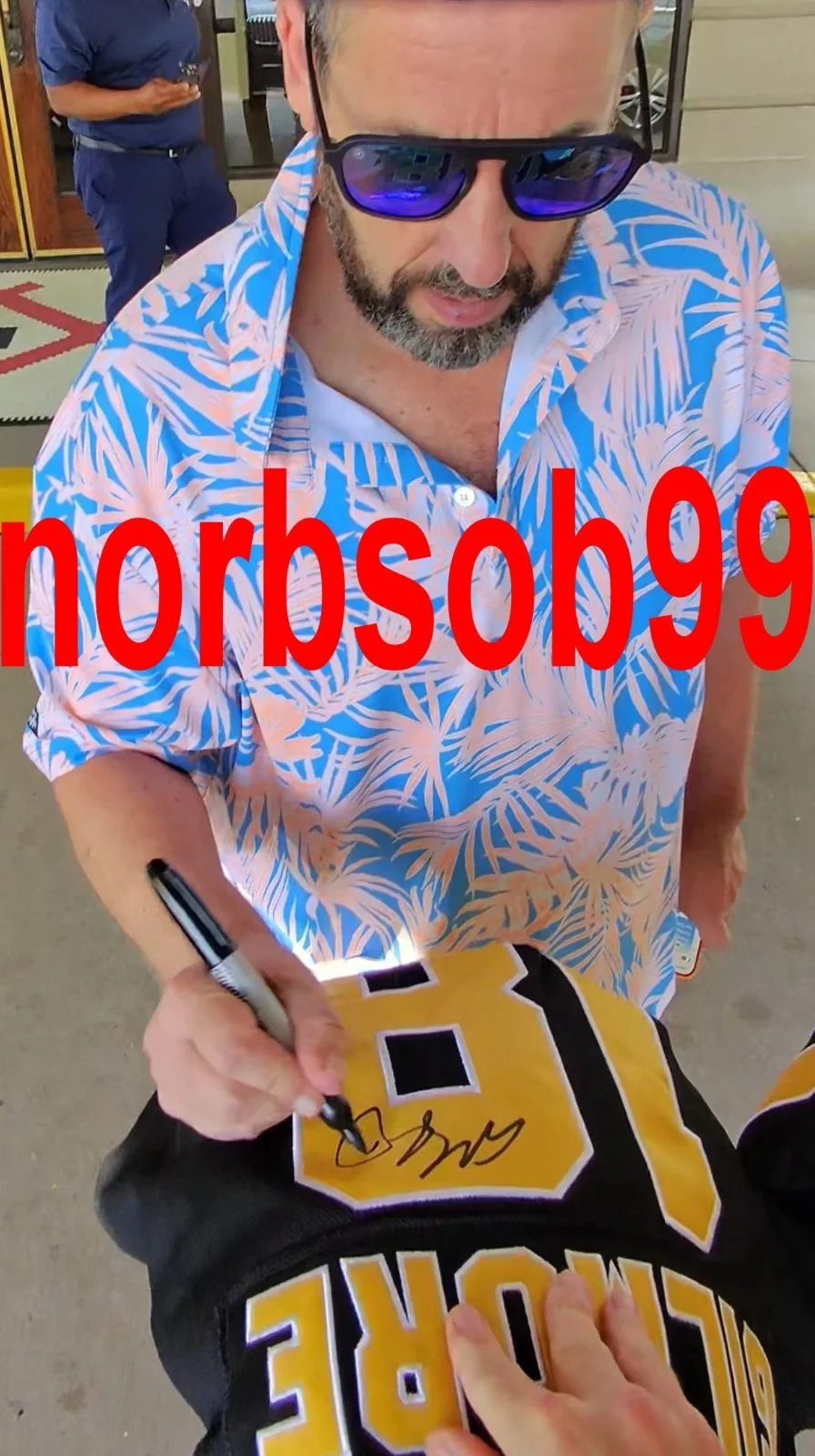 Adam Sandler — ADAM SANDLER SIGNED HAPPY GILMORE JERSEY w/EXACT VIDEO PROOF & BECKETT BAS COA, изображение 4