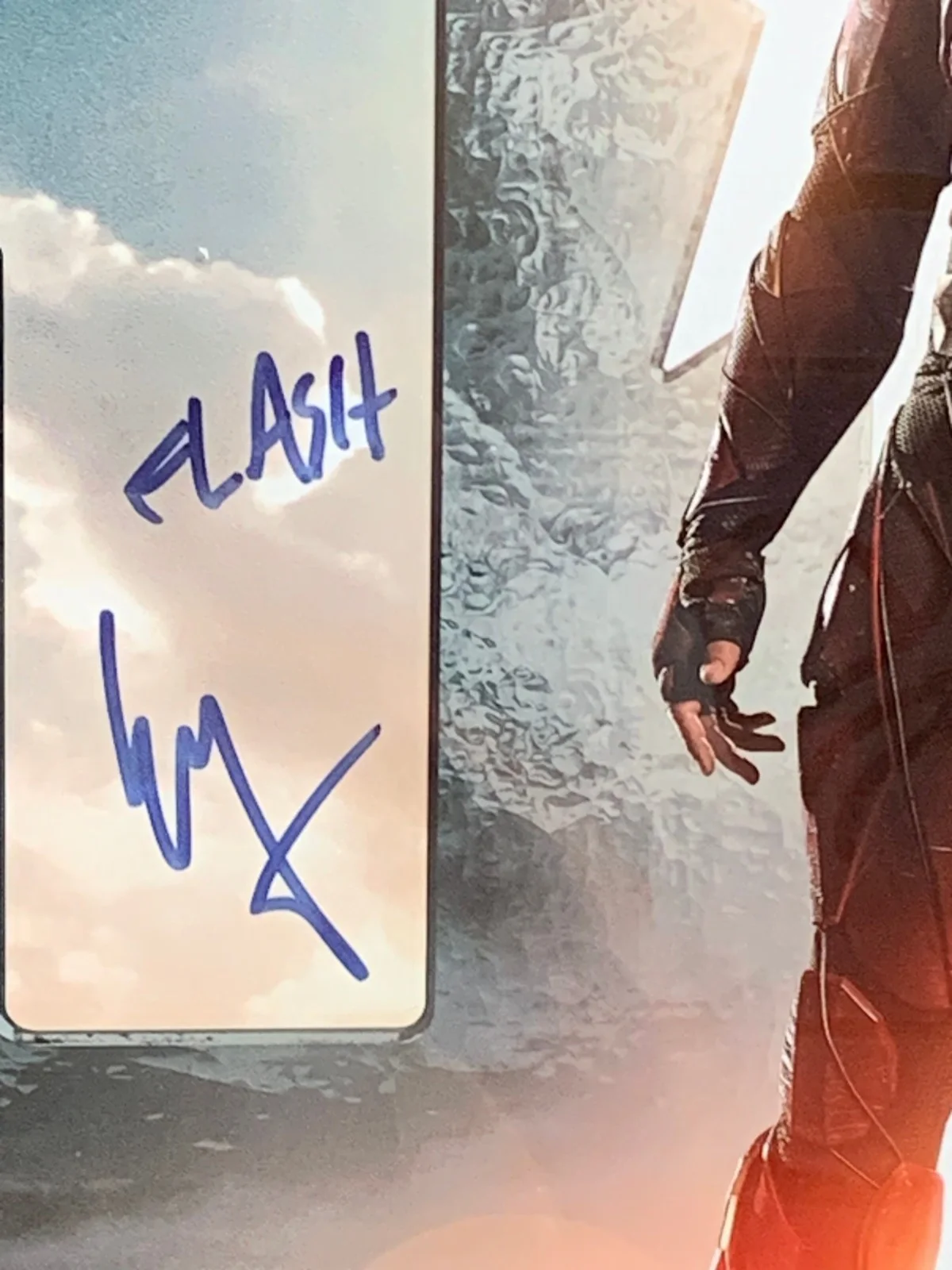 Ezra Miller — Signed EZRA MILLER Justice League THE FLASH Beckett COA Framed 12.75" x 15.5", изображение 2