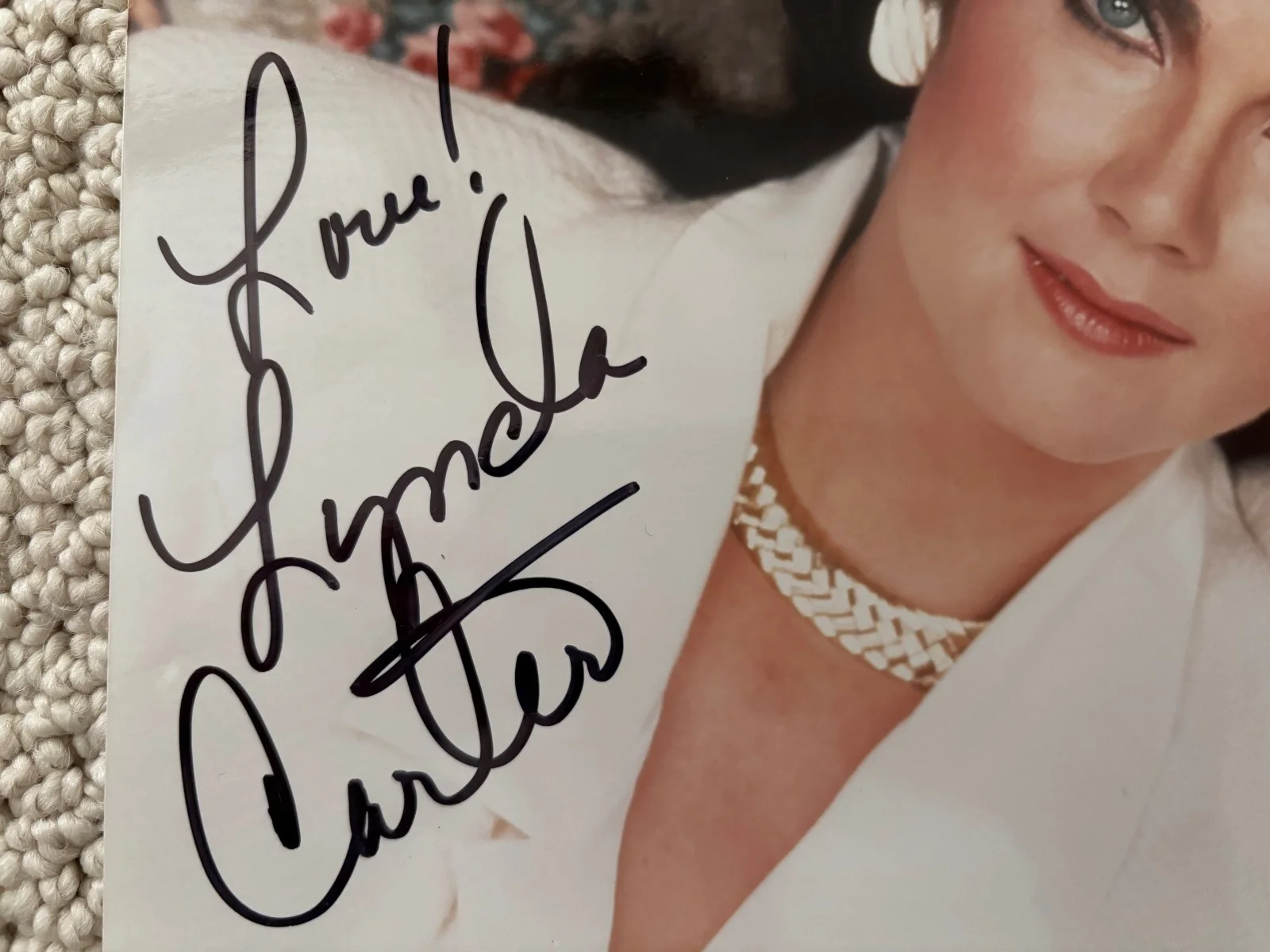 Lynda Carter — Lynda Carter – Signed (10” x 8”) Autographed color photo, image 2