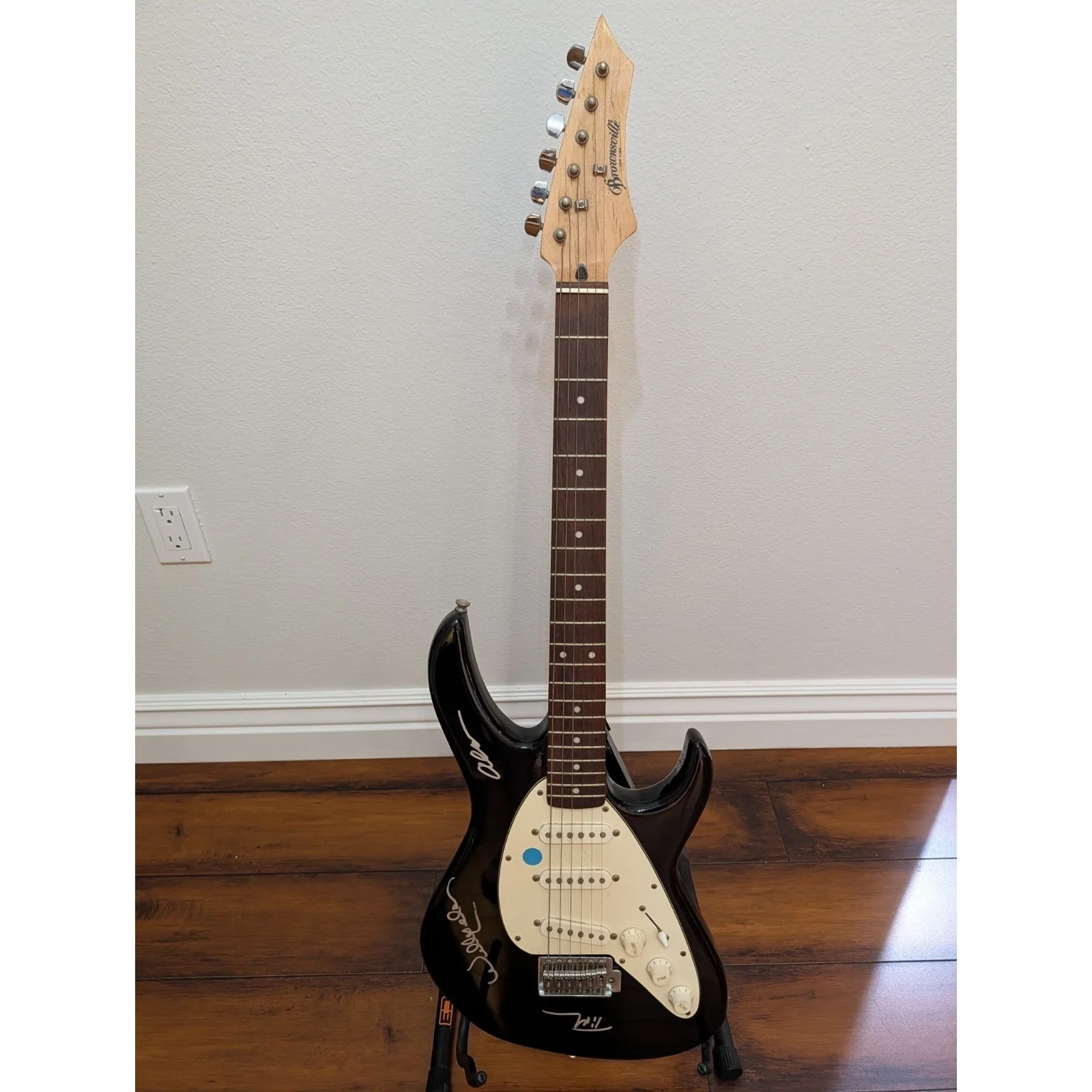 Willie Nelson Signed Guitar Alan Jackson Tim McGraw Black Vintage Strat, image 2