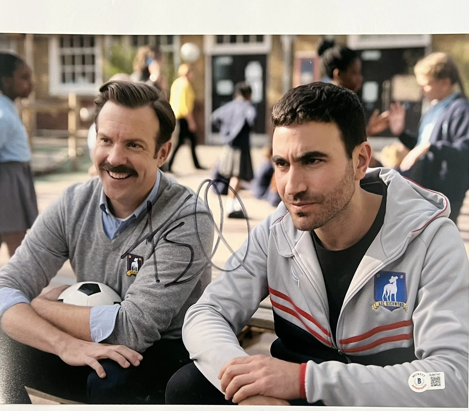 Jason Sudeikis — JASON SUDEIKIS SIGNED TED LASSO 11x14 PHOTO BECKETT BJ081747