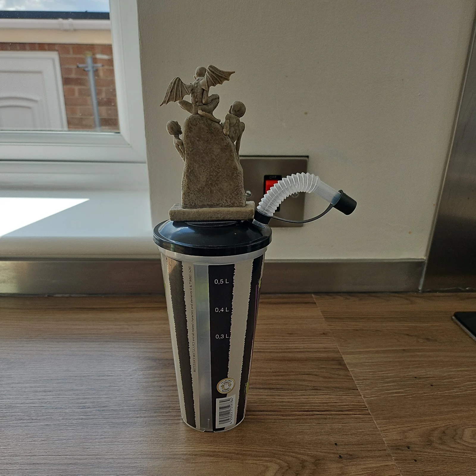 Rare Beetlejuice 2 UK Cinema Cup with Beetlejuice Tomb Topper And Straw, изображение 3