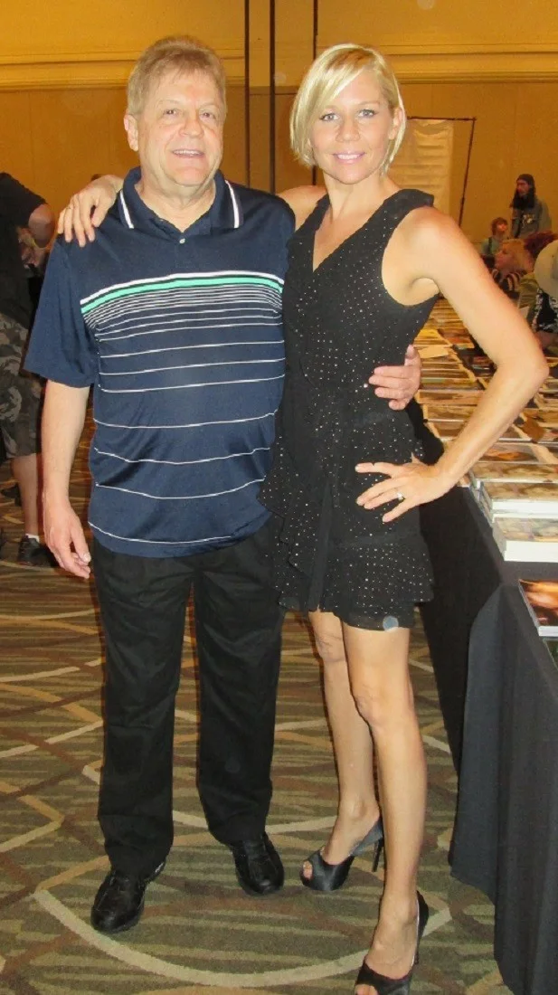 Gigi Edgley — GIGI EDGLEY - Color 8 x 10 - FARSCAPE - in Person, изображение 2