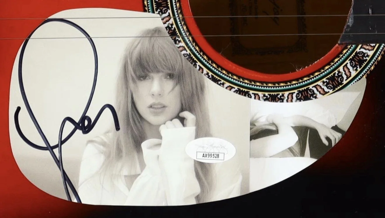 Taylor Swift Autographed Acoustic Guitar with Signed Pickguard AX99528 Sticker, изображение 2
