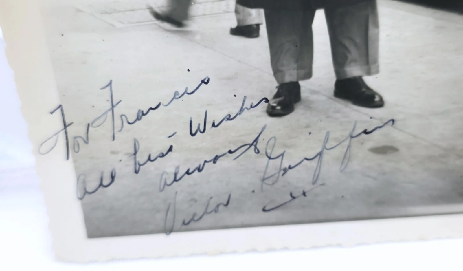 Victor Griffin — Vintage 1950s B&W Hand Signed Candid Photo Autograph Victor Griffin, image 2