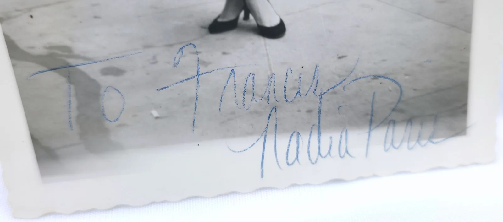 Nadia Paris — Vintage 1950s B&W Hand Signed Candid Photo Autograph Nadia Paris, изображение 2