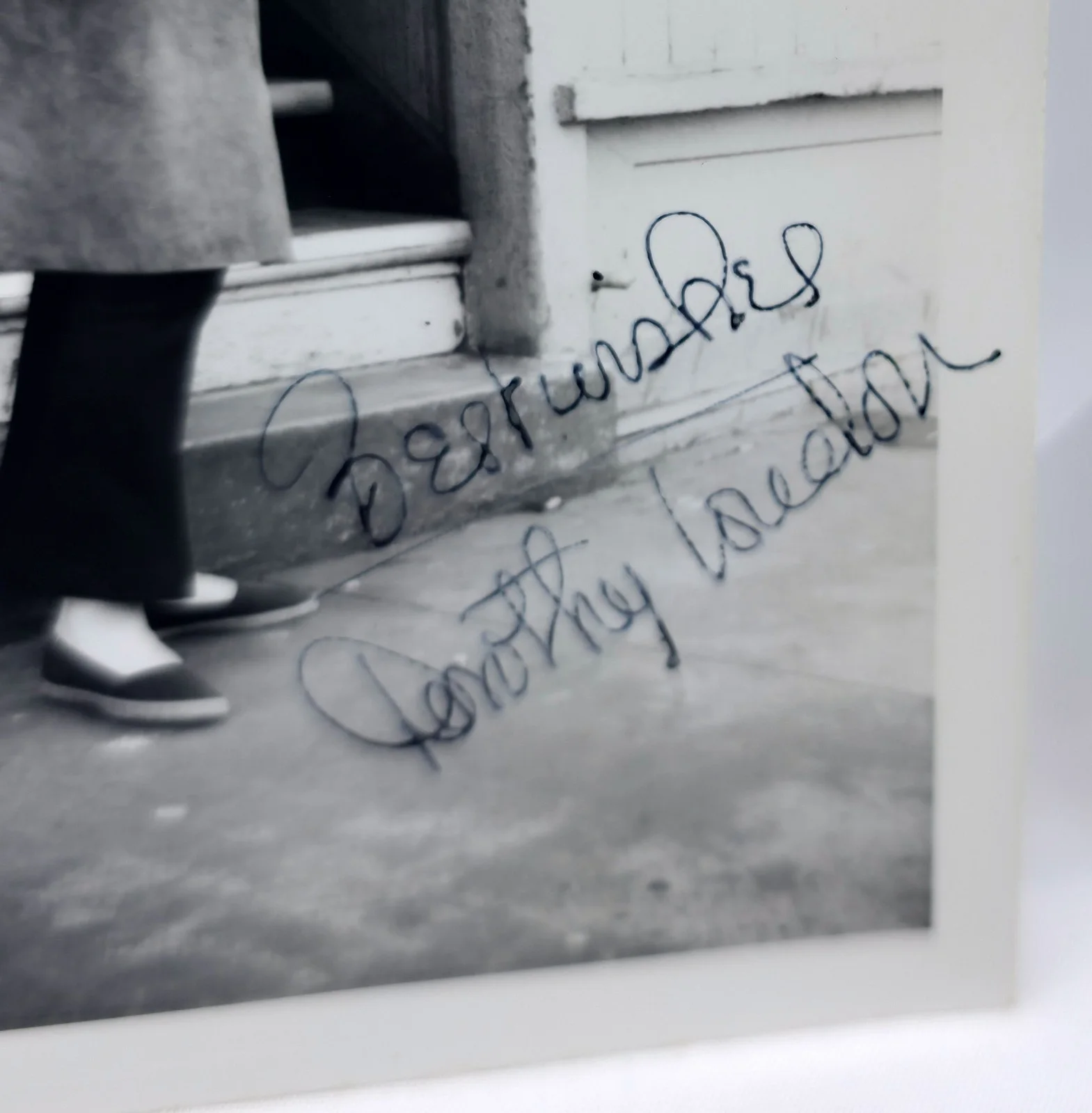 Dorthy Loudon — Vintage 1950s B&W Hand Signed Candid Photo Autograph Dorthy Loudon ~ Annie, изображение 2