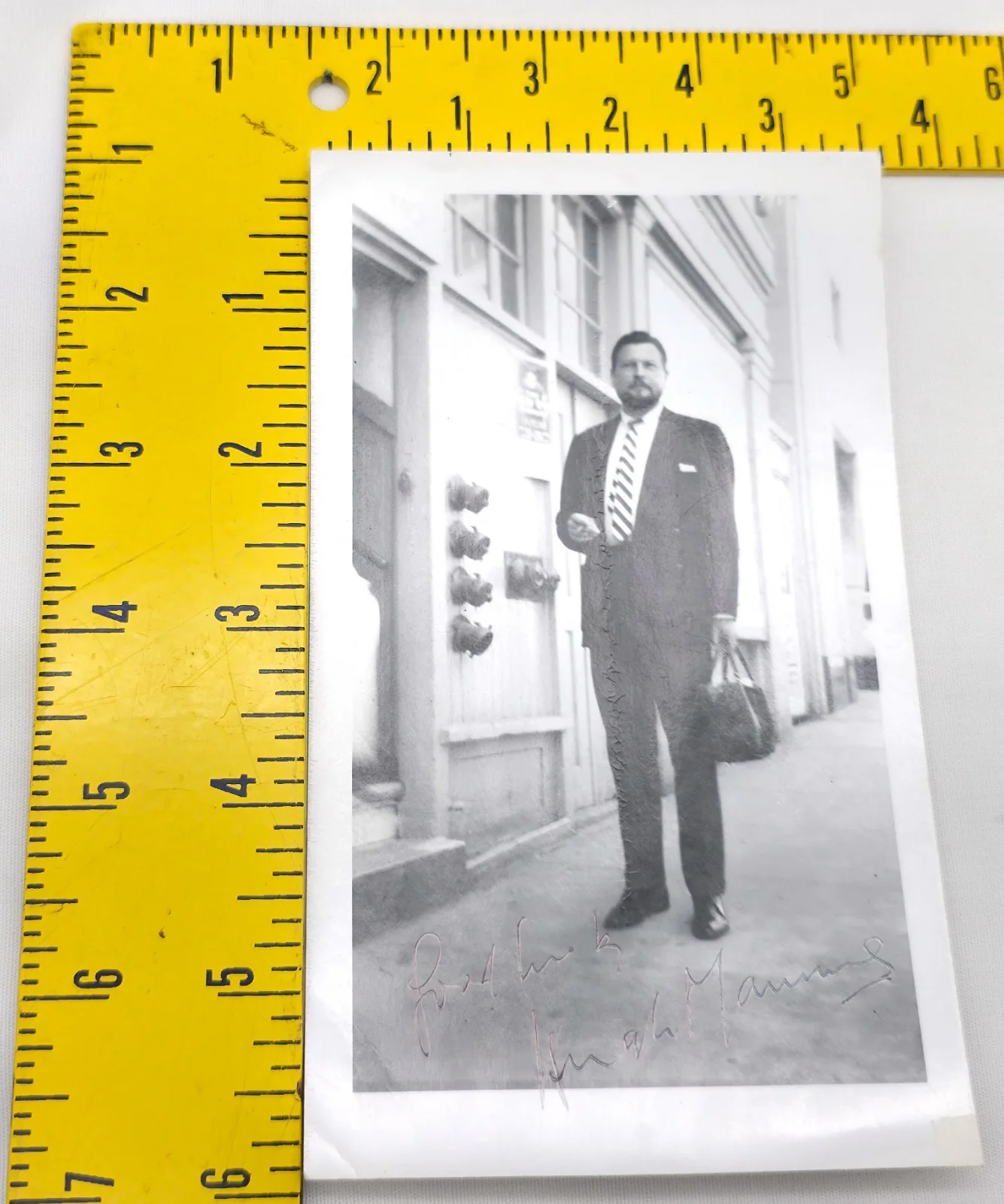 Hugh Manning — Vintage 1960s B&W Hand Signed Candid Photo Autograph Hugh Manning, image 5