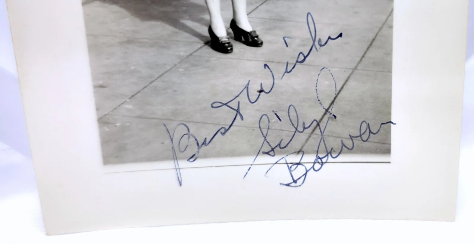 Sibyl Bowan — Vintage 1950s B&W Hand Signed Candid Photo Autograph Sybil Bowan aka Sibyl Bowan, изображение 2