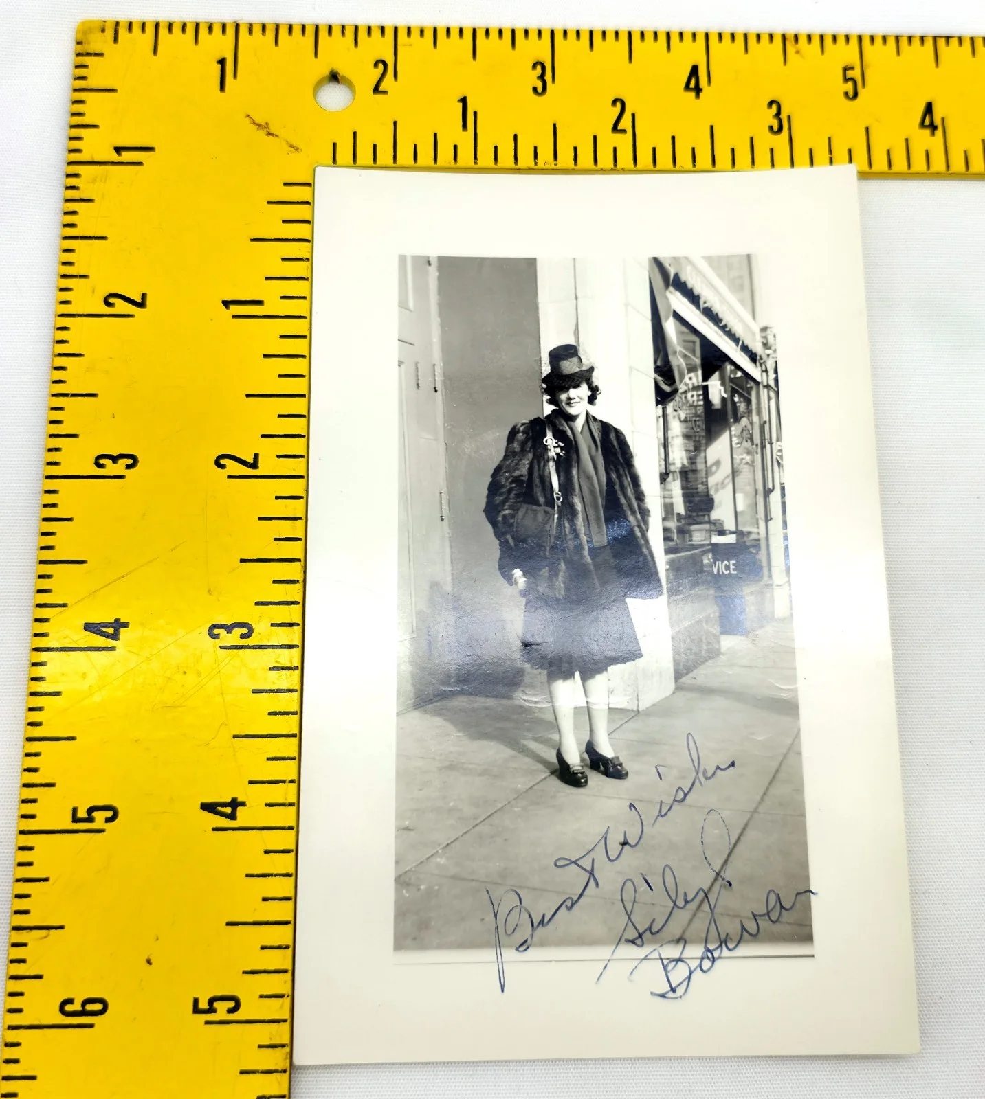 Sibyl Bowan — Vintage 1950s B&W Hand Signed Candid Photo Autograph Sybil Bowan aka Sibyl Bowan, изображение 4