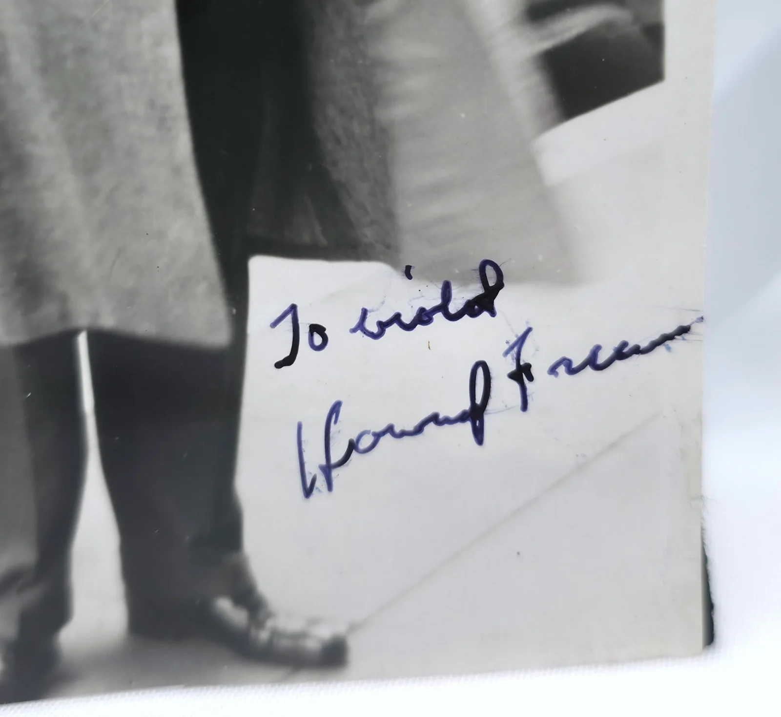 Howard Freeman — Vintage 1950s B&W Hand Signed Candid Photo Autograph by Howard Freeman., image 2