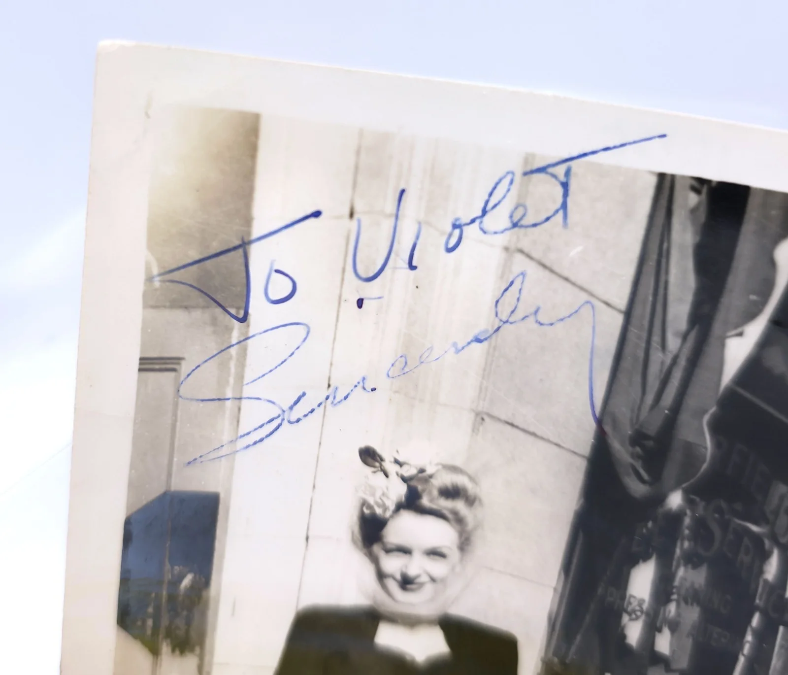 Marc Platt — Vintage 1950s B&W Hand Signed Candid Photo Autograph Yvonne King, image 2