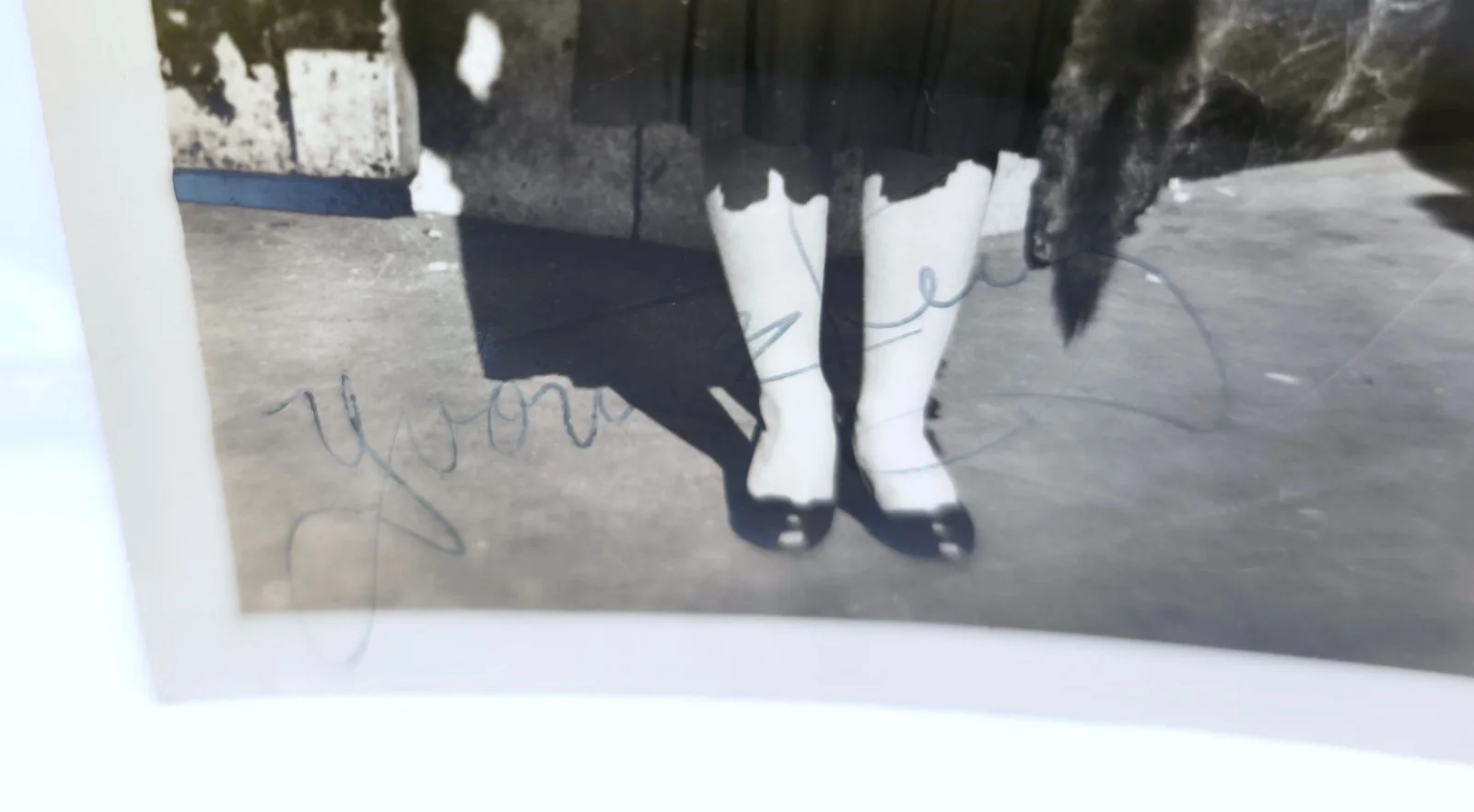 Marc Platt — Vintage 1950s B&W Hand Signed Candid Photo Autograph Yvonne King, image 3