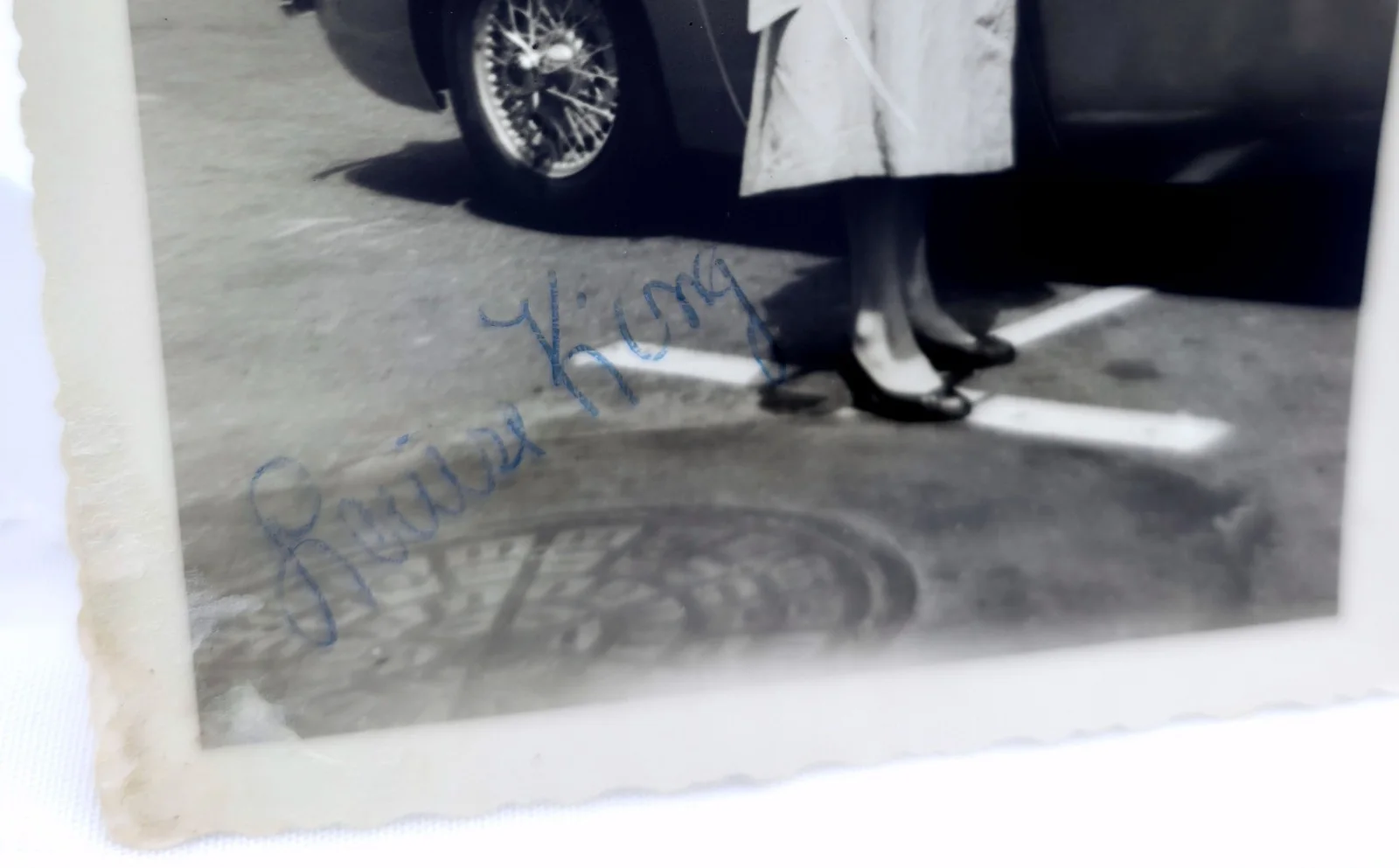 Louise King — 1950s B&W Hand Signed Candid Photo Autograph Louise King The Seven Year Itch, изображение 3